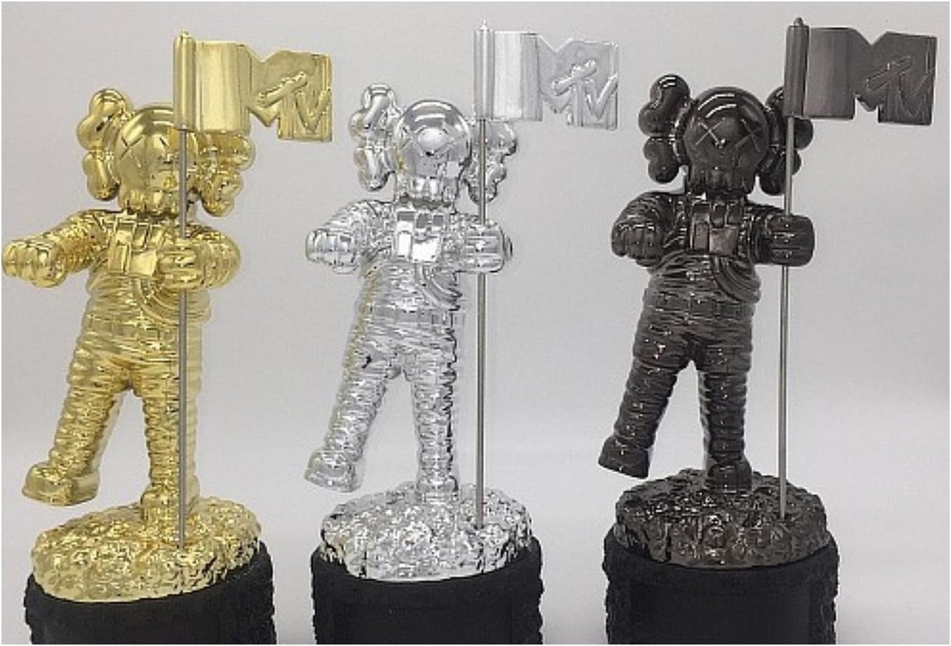 MTV VMA Moonman Reinvented KAWS BFF 2013 Dissected Companion Original Fake Art Toys Action Figure Figurine Plush Doll Toy Model Statue Accessories Collection Morden Gift for Boyfriend