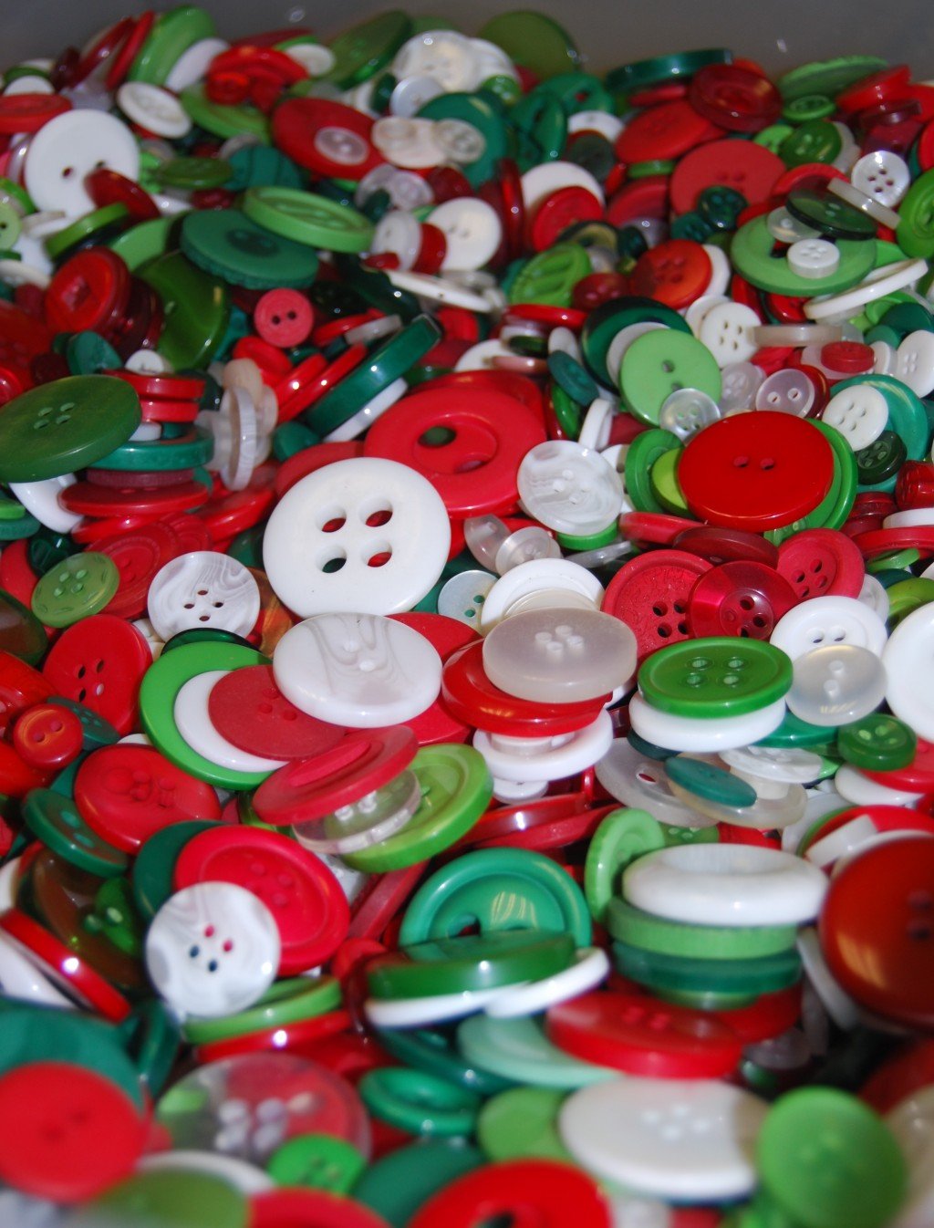 celloexpress Christmas Mix Red, Green & White Buttons - Mixed Colours & Sizes Crafts Sewing Card Embellishments (Pack of 250g)