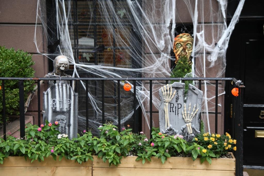 Almatess Halloween Decorations 60 Pcs 5 Different Spiders with 120g Halloween Spider Web Spider Cobweb for Halloween Decoration