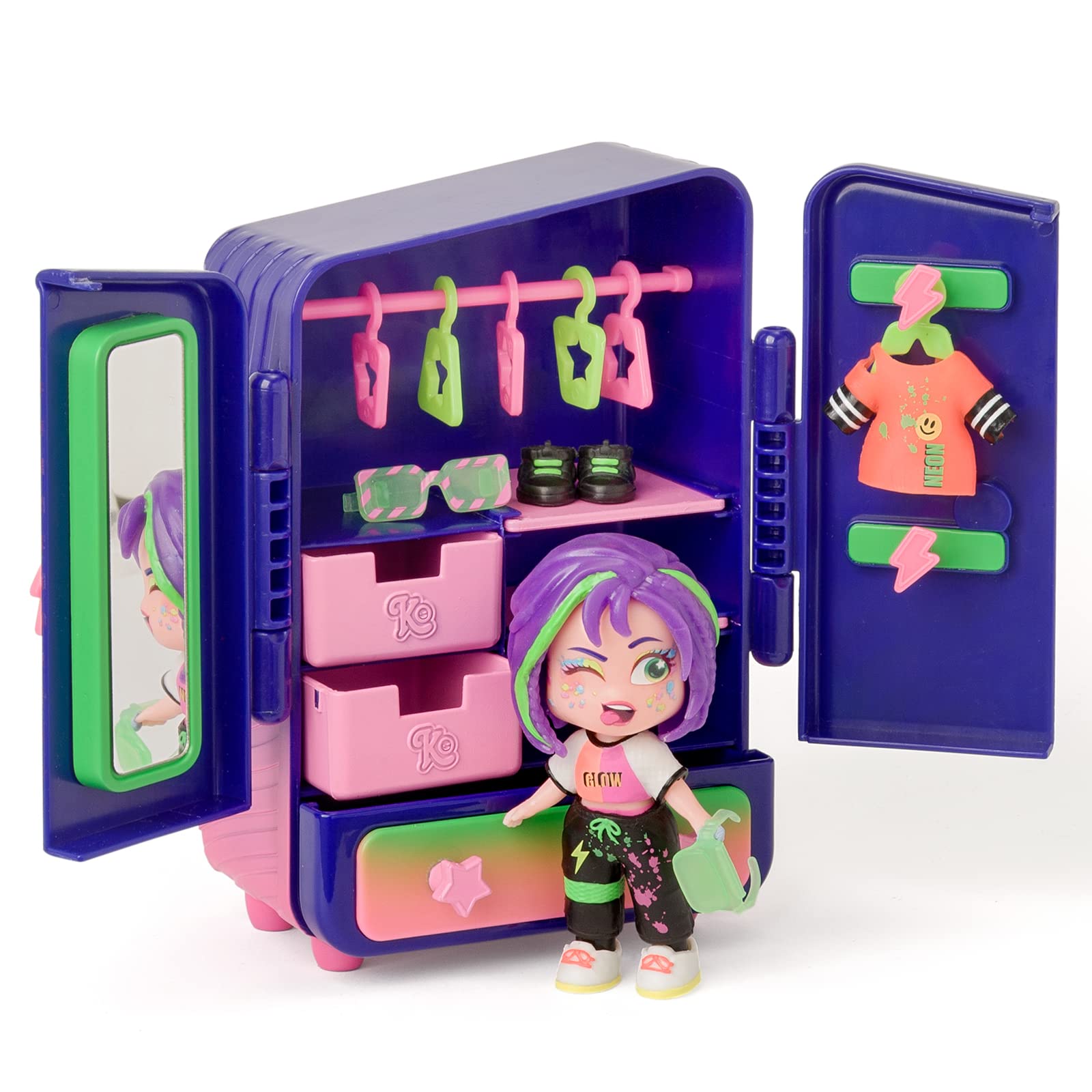 Robin’s Wardrobe – Wardrobe with more than 18 fashion accessories and exclusive doll with 3 funny expressions. Includes 2 outfits, accessories and shoes, hangers, drawers and 3 stickers