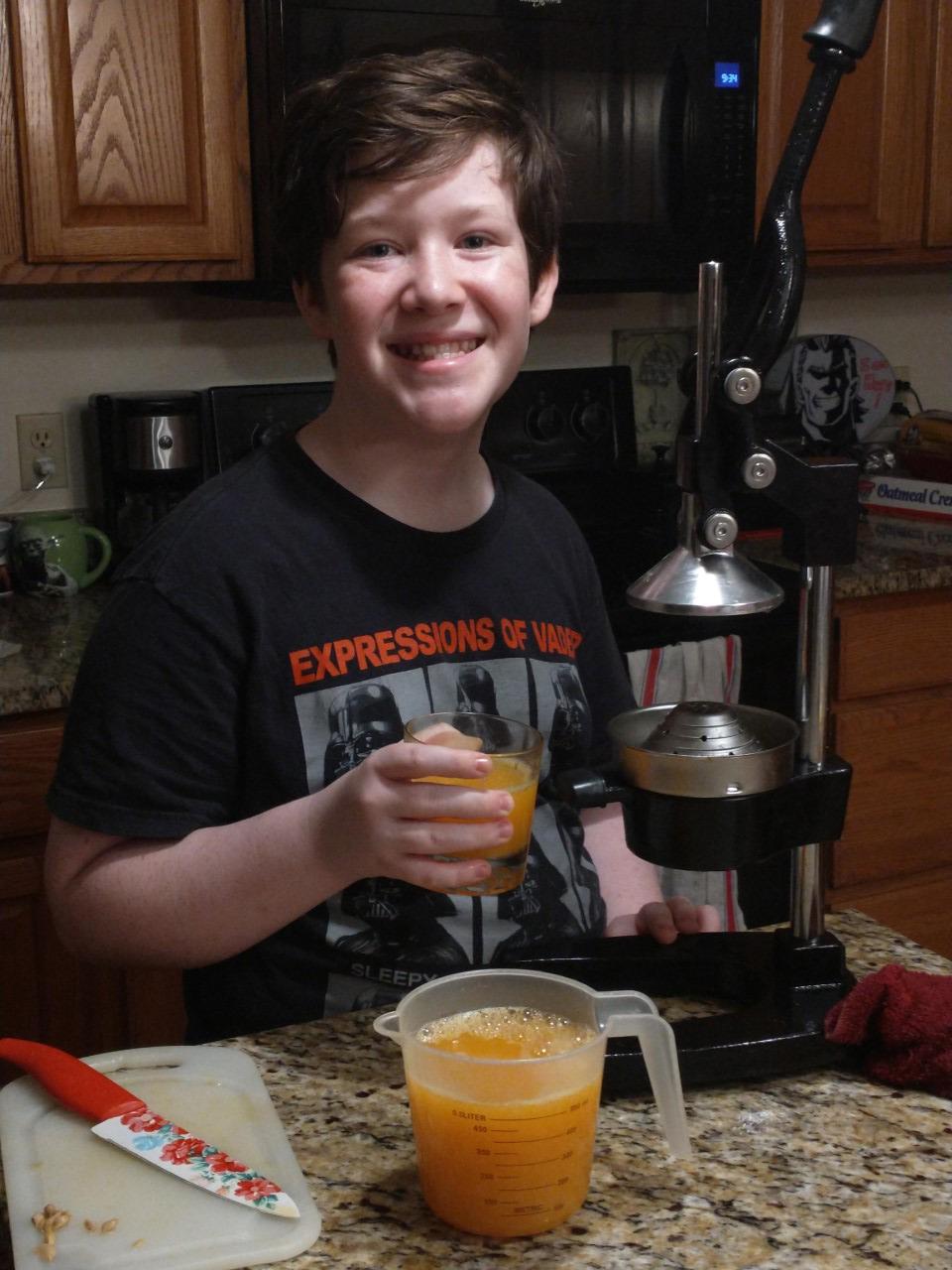 Hand Press Manual Citrus Juicer – Easy Hand Press for Oranges, Lemons & More photo review