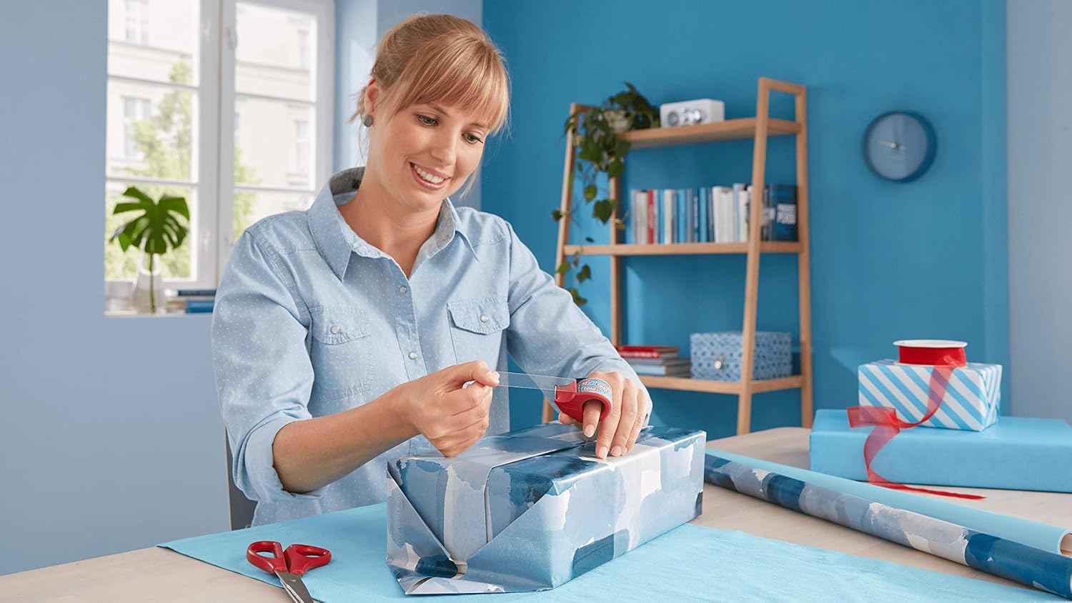 tesa UK 57858-00000-03 Mini Hand Dispenser Clear Semi-Automatic Tape Label Dispenser, Dark Blue/Red, 1 - Pack - Image 5