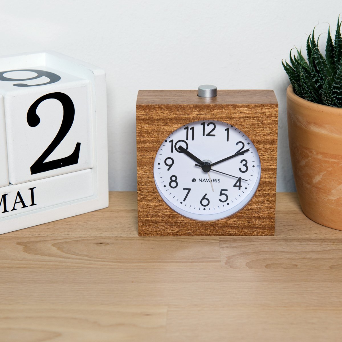 Navaris Analogue Wooden Alarm Clock with Snooze - Retro Clock with Dial Alarm Light - Quiet Vintage Wood Table Clock Without Ticking - Natural Wood in Light Brown