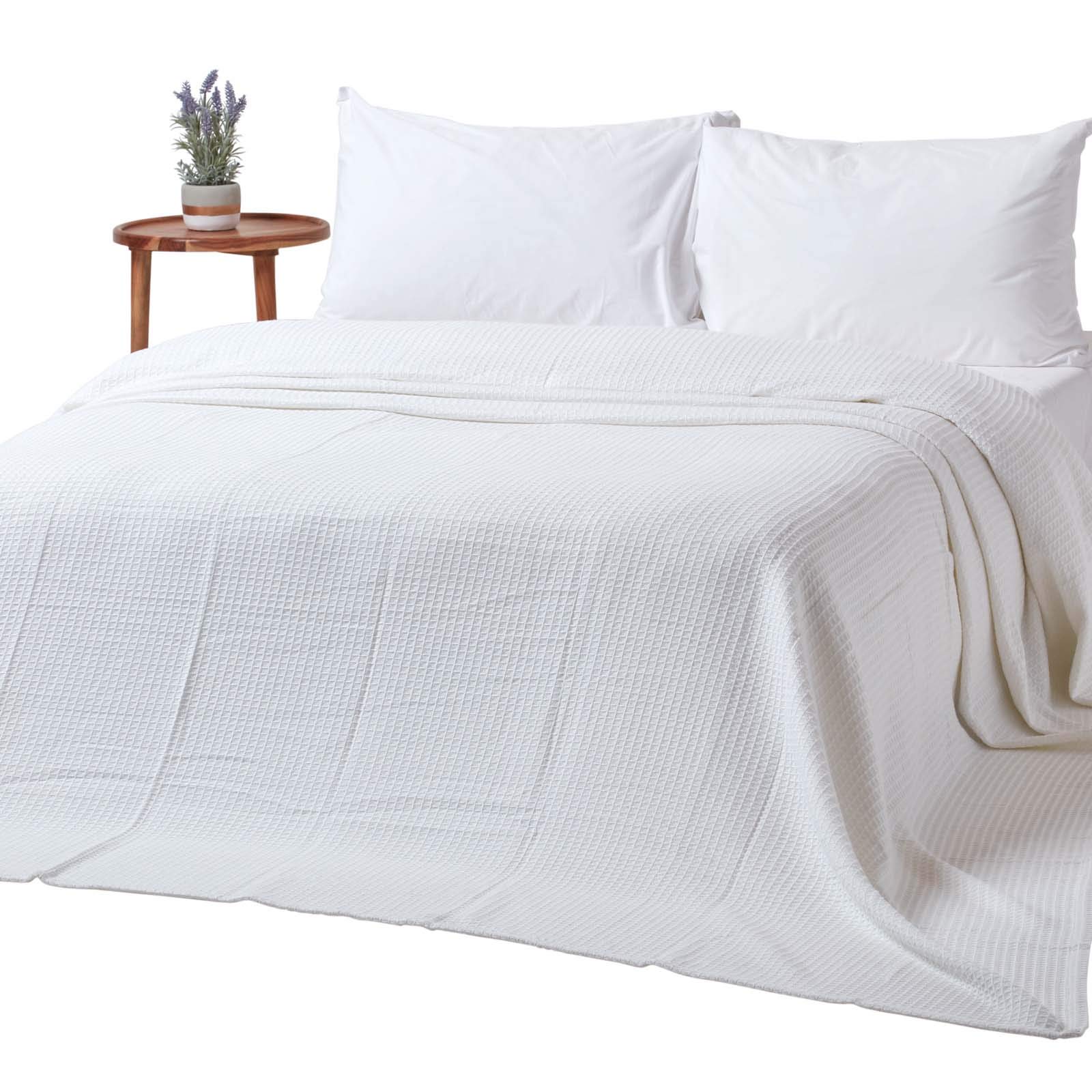 HOMESCAPES - 100% Organic Cotton Waffle Blanket - White - Double Bed Size 228 x 228 cm - Super Soft Combed Cotton Blanket Throw