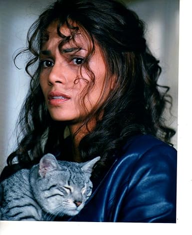 Halle Berry Catwoman With Cat 8x10 Photo K1483 At Amazon S