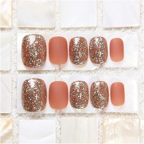 Amazon Co Jp ネイルチップ 24個 箱の偽の短い爪の接着剤の曇りのグレープフルーツの色のキラキラ純純有名人のパッチ仕上げと冬の着用アクリル ホーム キッチン