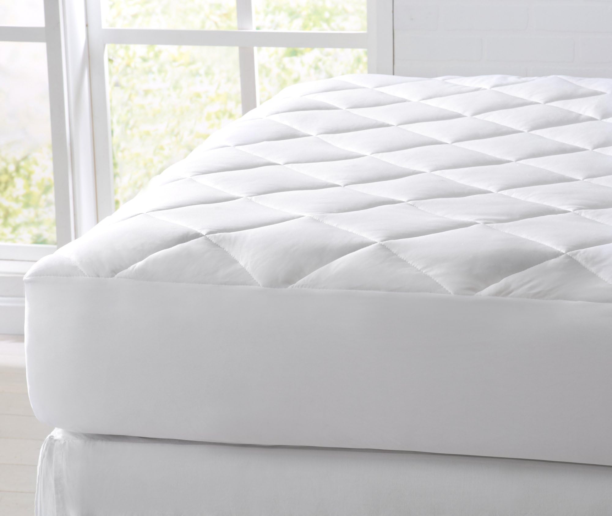 Great Bay Home Cooling Mattress Pad. Extra Plush Hypoallergenic Topper with Cooling Fibers That Absorb and Redistribute Body Heat. 100% Microfiber Shell (King, White)