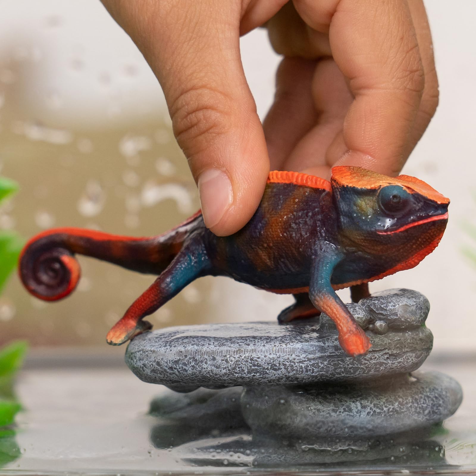 SCHLEICH WILD Life | Chamäleon 14858 | detailgetreue Tierfigur mit Farbwechsel | Zoo Spielzeug | tolles Geschenk für Jungen und Mädchen | Deko für Geburtstag | Spielfigur ab 3 Jahren | 10 x 3 x 5 cm 2