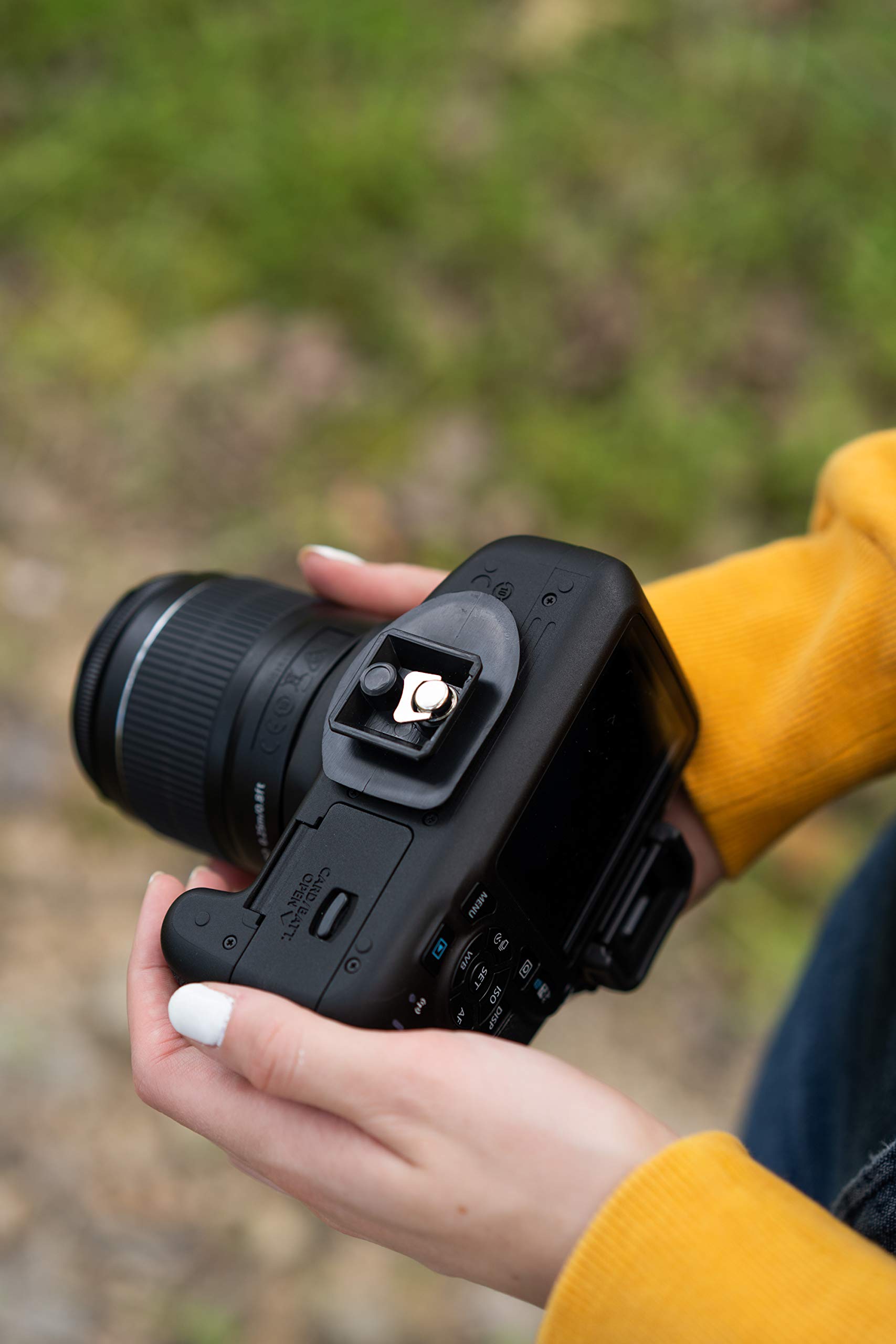 thumbnail interactive-video image 1 of DaVoice Quick Release Plate Shoe – Replacement For Targus TG-P60T Tripod, Plastic With Rubber Top 1 of 2