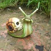 Wetufin Funny Skull Snail Garden Statue, Resin Halloween Decor