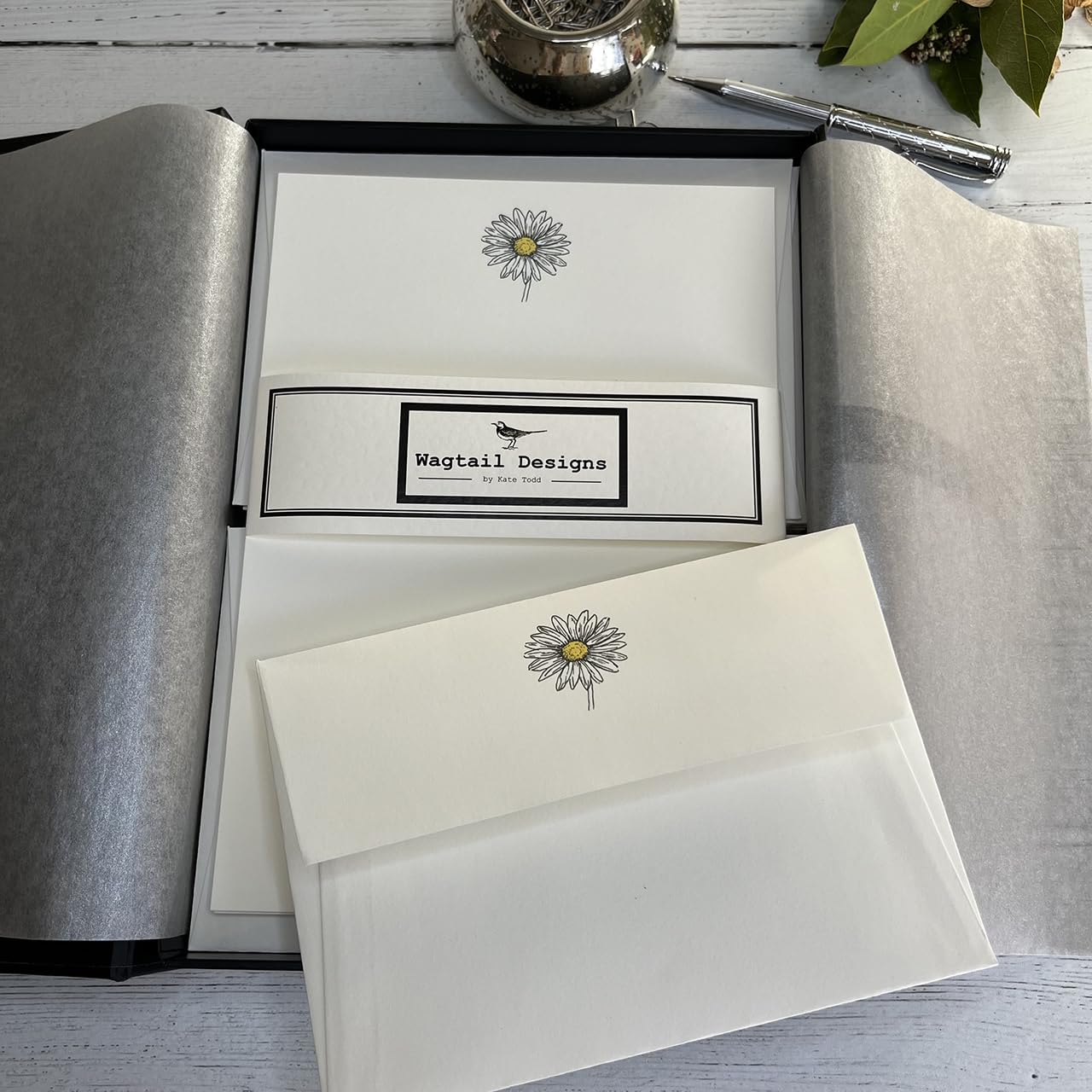 Wagtail Designs Writing Paper Gift Set with a Daisy Design in a Lovely Black Box with Ribbon (36 Sheets and 36 envelopes)