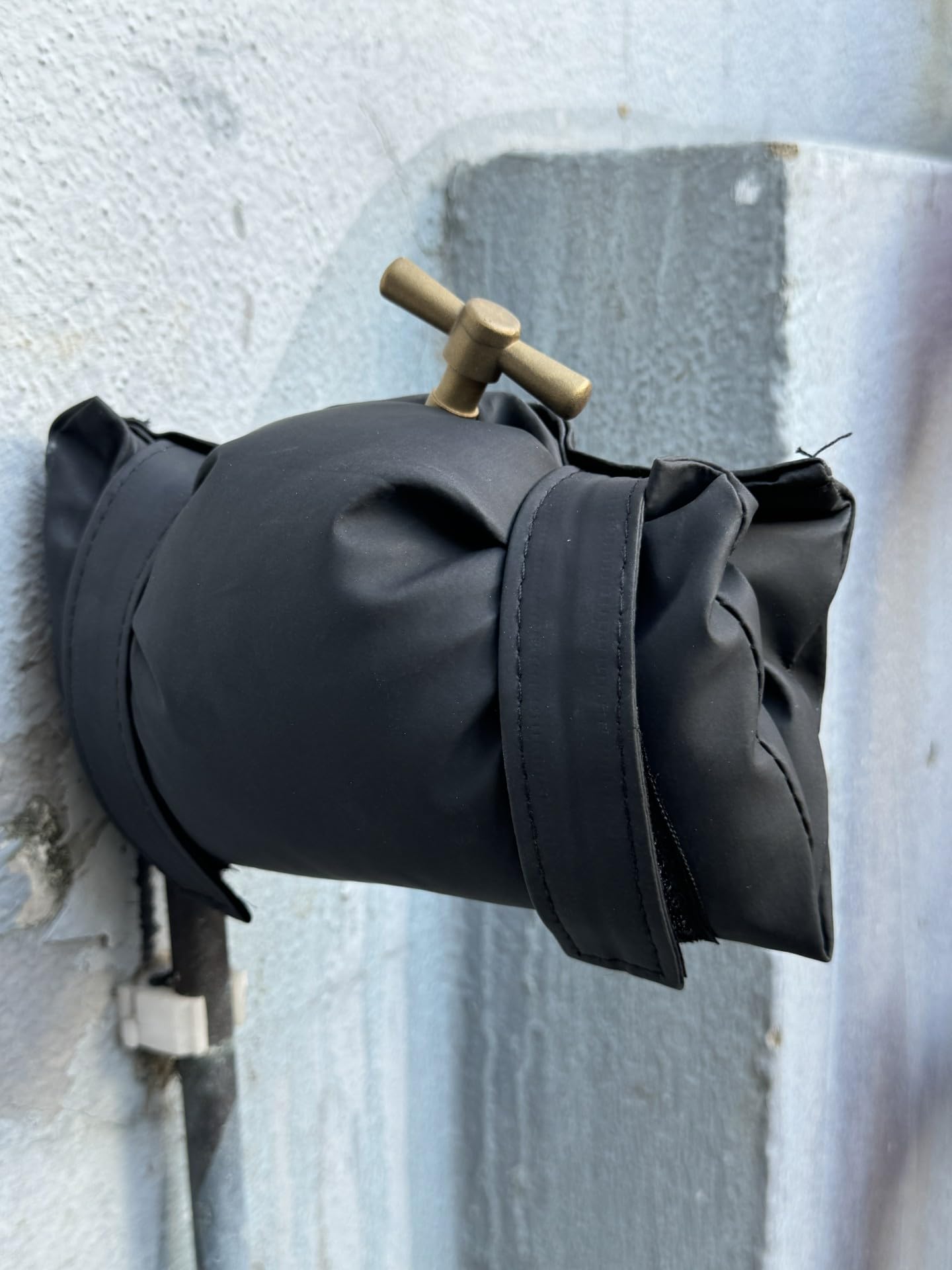 UKDeals Direct® Thermally Insulated Jacket Will fit All Outdoor Garden taps, fastenings Strap & Will Protect taps During Periods of Cold Weather