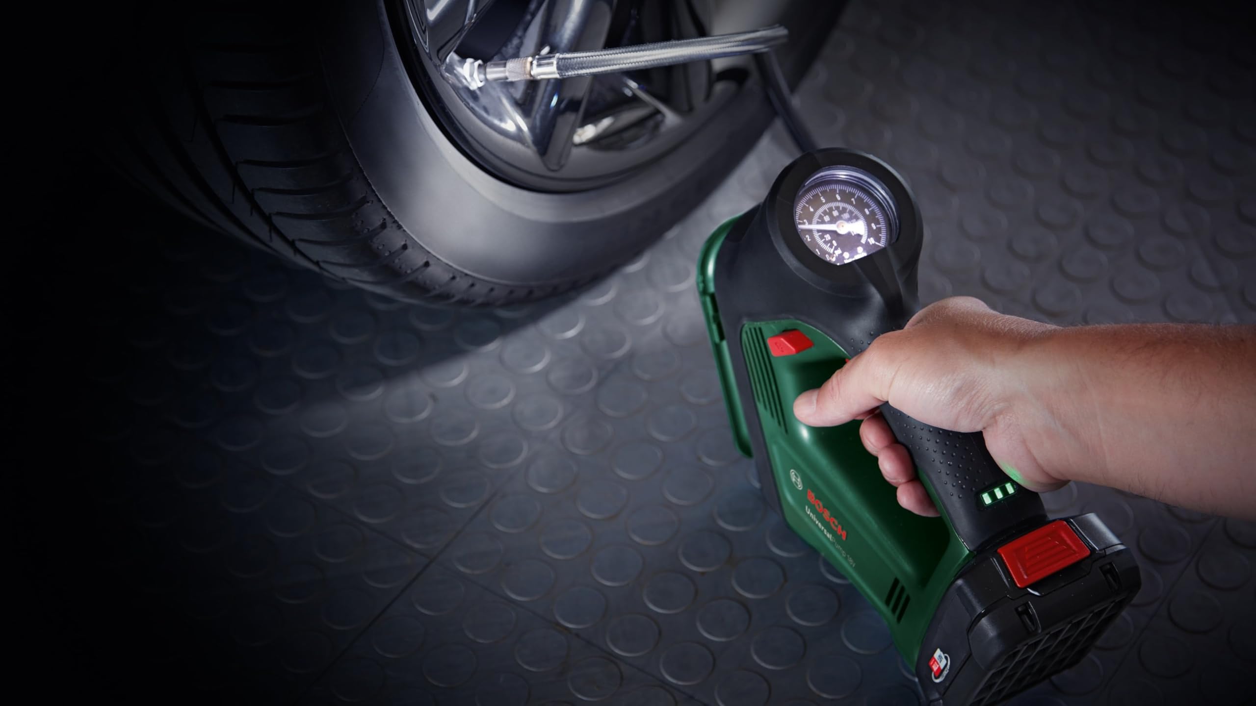 Bosch elektrische Luftpumpe Luftkompressor UniversalPump 18V (ohne Akku, 18 Volt System, für Auto-, Motorrad- und Fahrradreifen, 150 PSI, 10.3 Bar, im Karton) 9