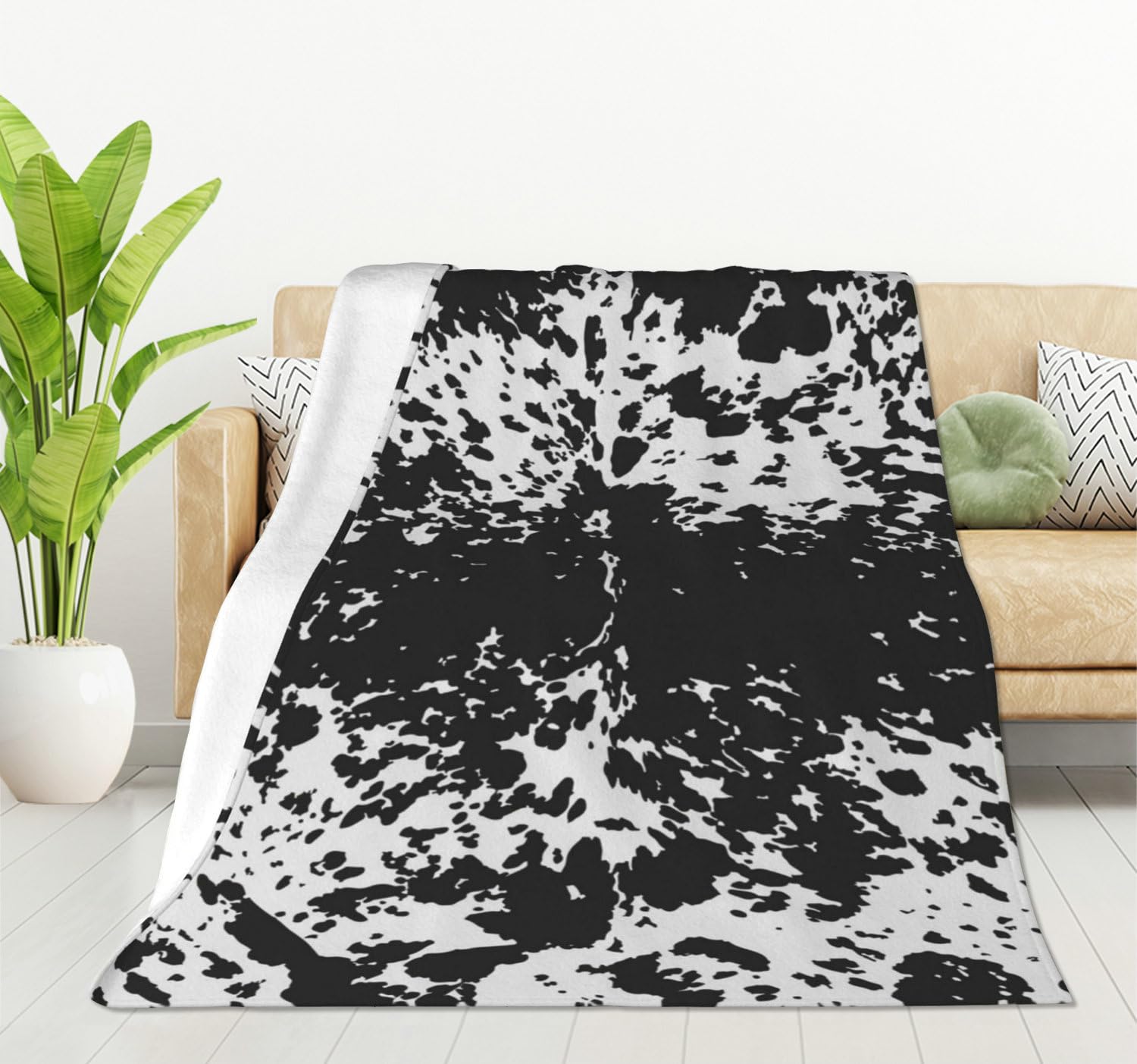 HGOD DESIGNS Cowhide Print Flannel Fleece Bed Blanket 40 x 50 inch Black & White Cow Spots Pattern Throw Blanket Lightweight Cozy Plush Blanket for Bedroom Living Rooms Sofa Couch