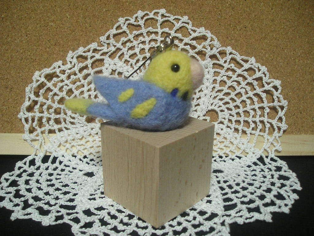 Amazon Co Jp A045 手作り 羊毛フェルト セキセイインコ 頭 黄色 体 水色 の携帯ストラップ ホビー