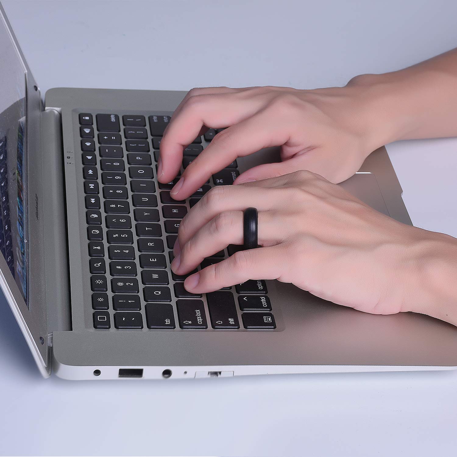 HouNa Silicone Wedding Ring Rubber Wedding Bands for Men & Women 4 Pack 9mm Wide Silver Black Grey Light Grey