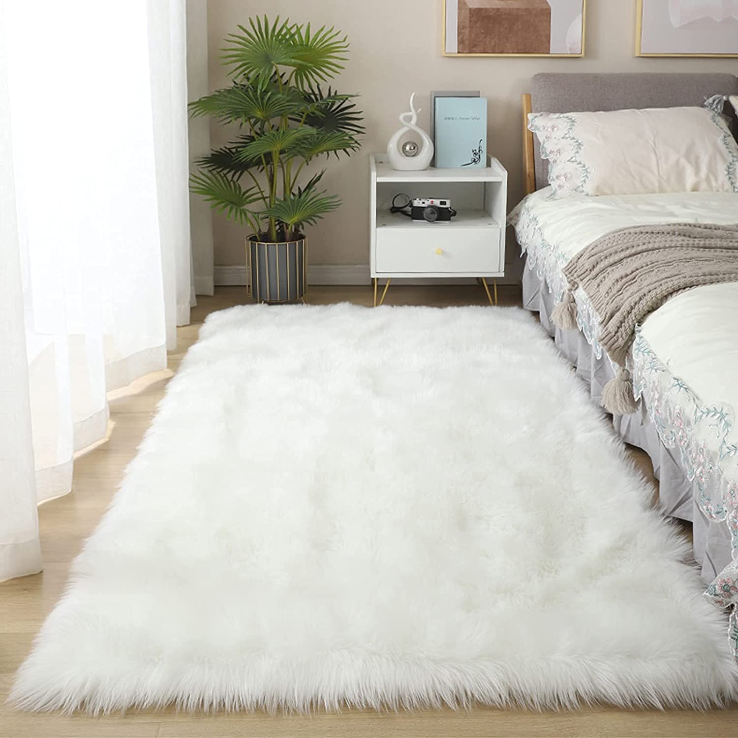 YIHAIC Faux Sheepskin Rug - Faux Fur Rug- Fluffy and Soft Faux Sheepskin Area Rug for Bedroom and Rooms Decor, Shaggy Rugs for Cozy Home Feel (White, 50 x 150cm)