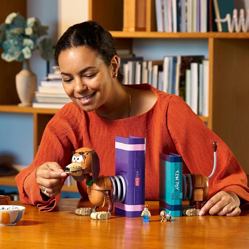 ǀ Disney and Pixar Toy Story: Slinky-Buchstützen - Bücherregal-Deko Bauset für Erwachsene - inkl. Woody Minifigur & Dackelfigur - Nostalgisches Geschenk für Fans - 43301