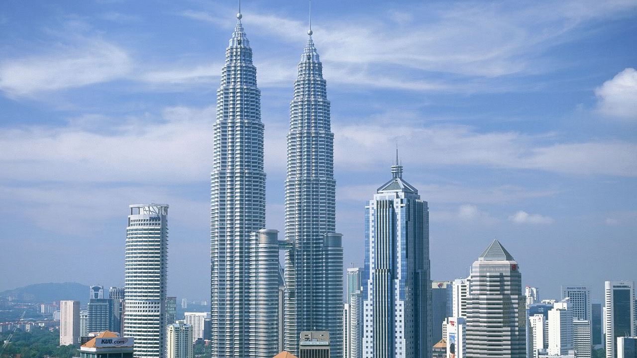 Top 10 Skyscrapers To See Before You Die : An incredible picture showing an gorgeous view. Its tones are just bold and blend perfectly. Its layout is wonderful, and the features are also very sharp.