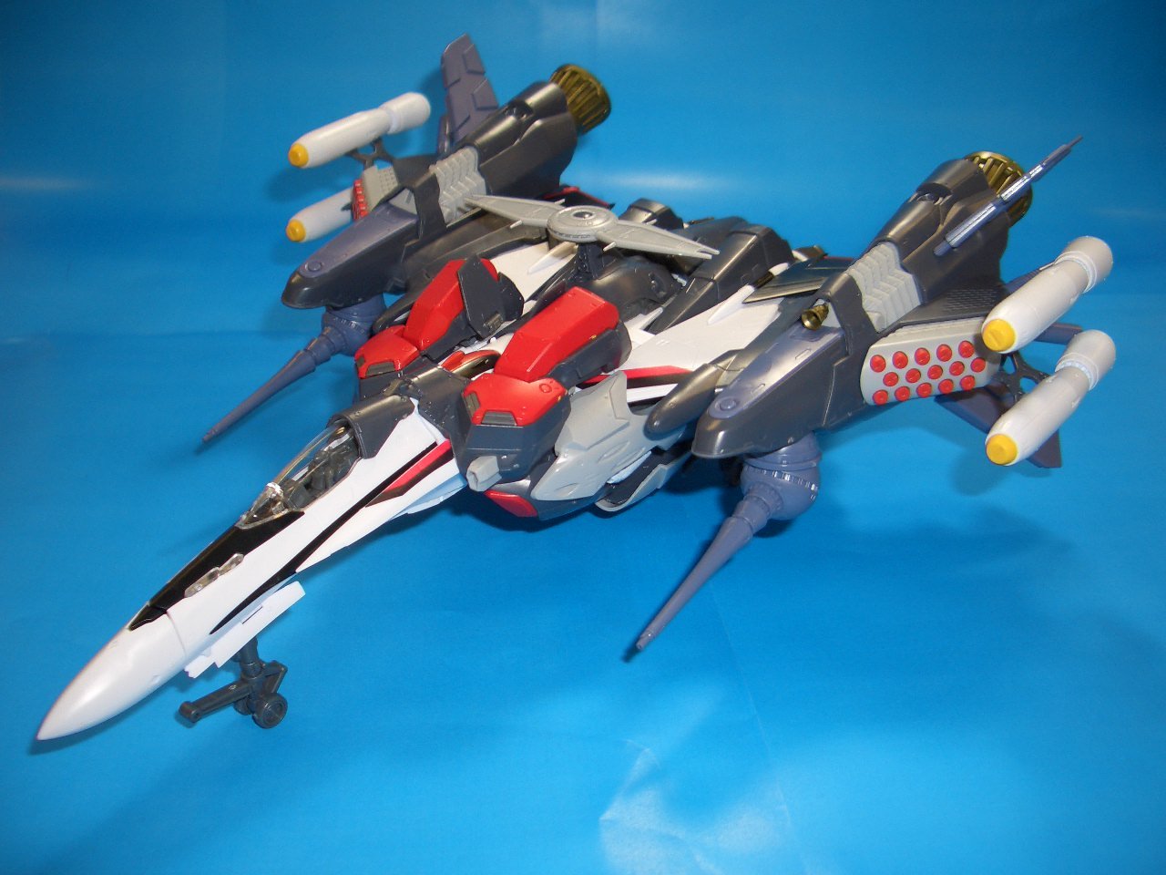 【未使用】1/72 VF-25F アーマードメサイアバルキリー アルト機 Amazon | BANDAI SPIRITS(バンダイ スピリッツ) 1/72 VF-25F