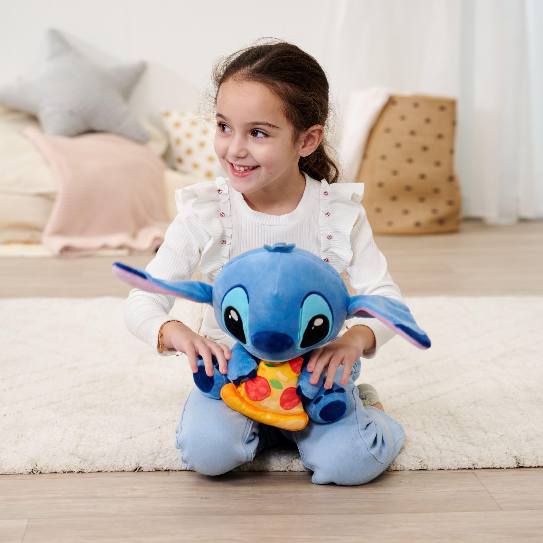 Simba Disney Stitch Kuscheltier mit Pizza – Plüschfigur zum Knuddeln, mit Pizza‑Stück in der Hand, ikonischer Disney‑Klassiker für Fans und Kinder, blau, 25 cm, ab 0 Jahren 3
