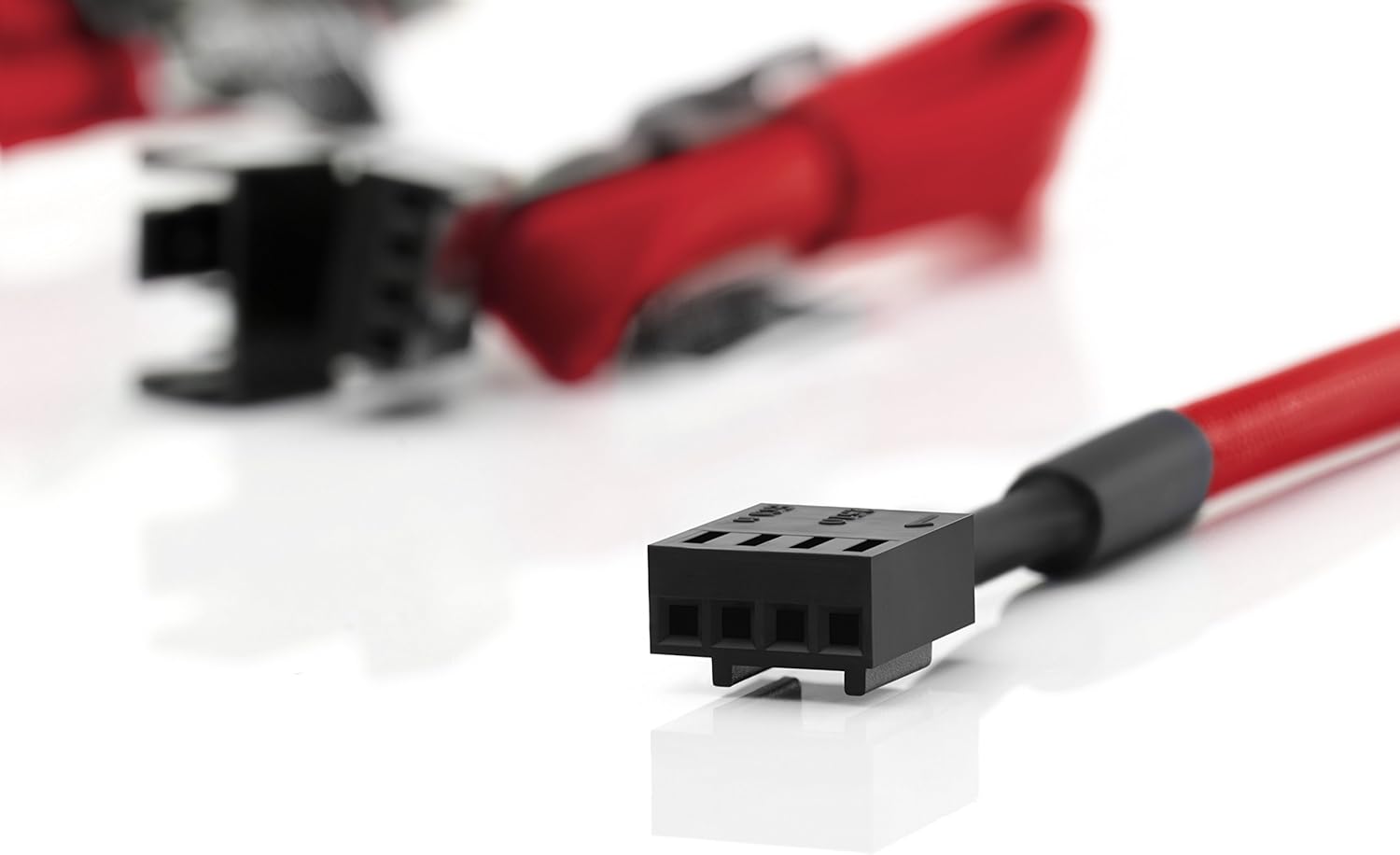 Noctua NA-SEC1 chromax.red, 3-Pin/4-Pin Extension Cables (30cm, Red), 4 Pin PWM - Image 3
