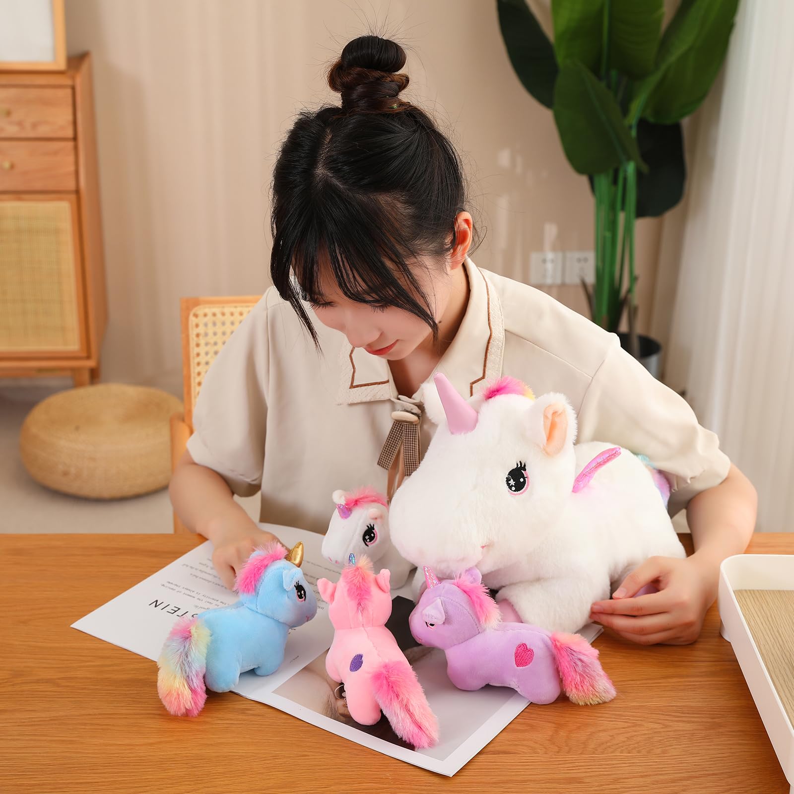 SQEQE Niedliche Einhorn Stofftiere mit 4 Baby Einhorn Plüschtiere in ihrem Bauch, Regenbogen Fliegendes Plüschkissen Spielzeug mit Flügeln, Valentinstag Geburtstagsgeschenke für Jungen Mädchen 7