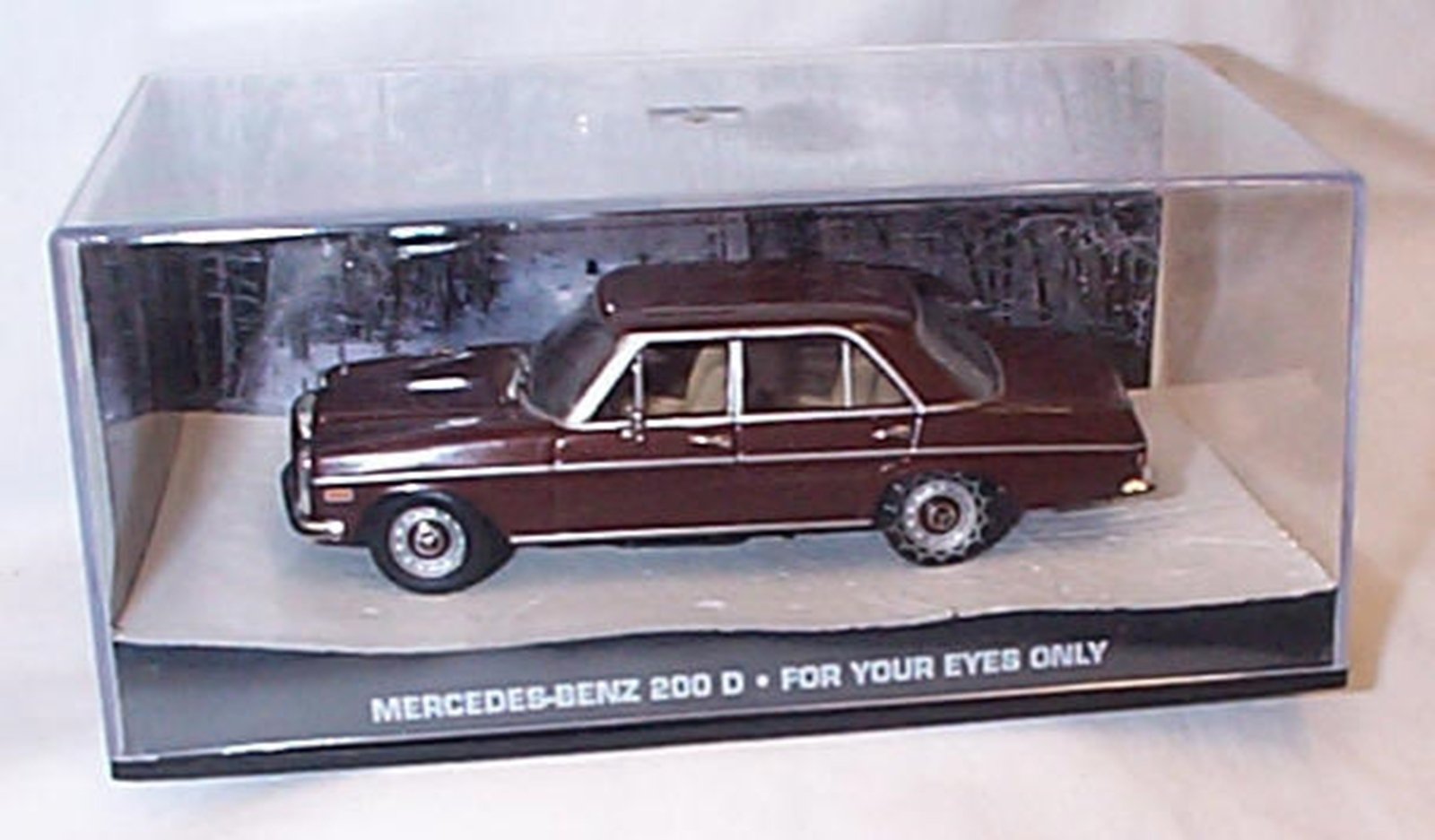 universal hobby james bond 007 MERCEDES.BENZ 200 D for your eyes only film scene car 1:43 scale diecast mode