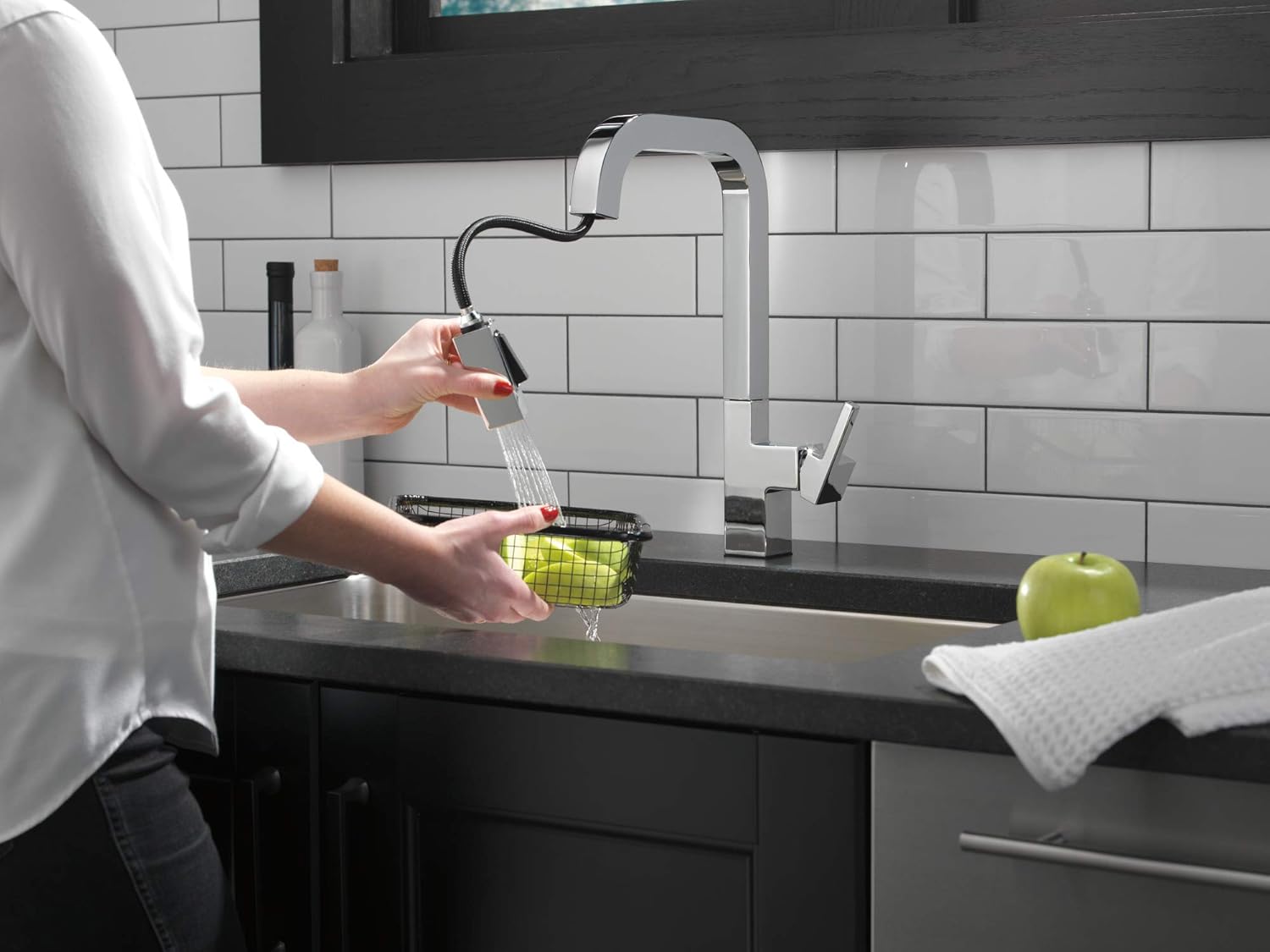 Delta Faucet Junction Chrome Kitchen Faucet with Pull Down Sprayer, Kitchen Sink Faucet, Faucets for Kitchen Sinks, Single-Handle, Magnetic Docking Spray Head, Chrome 19825LF - - 