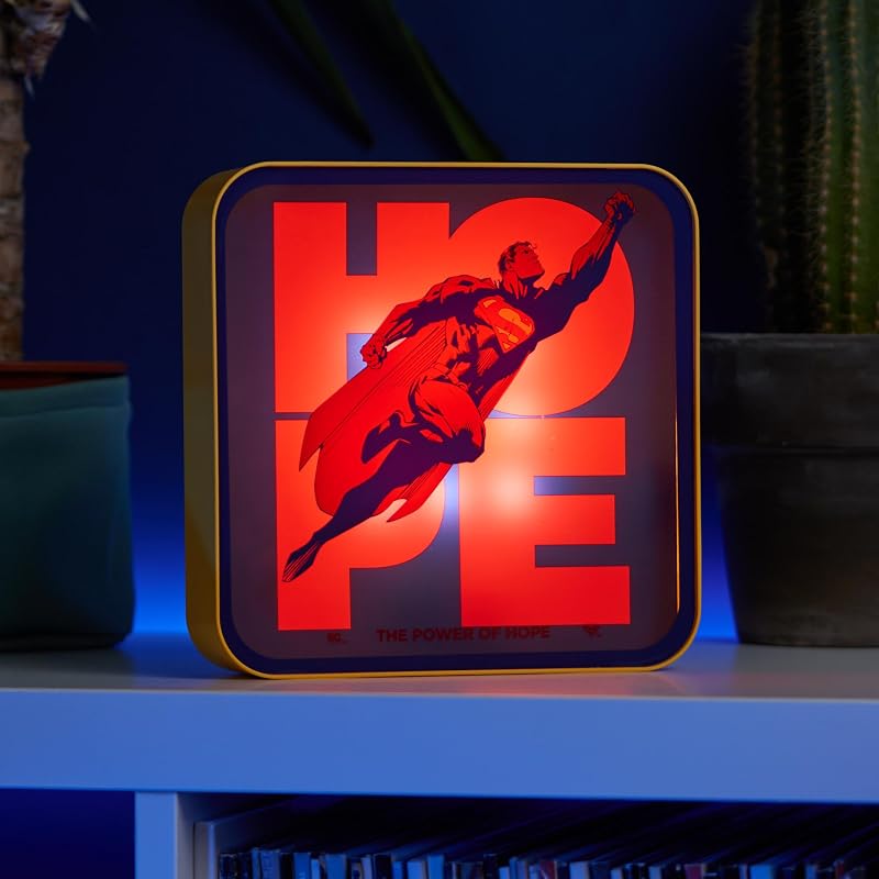 Candeeiro Oficial Superman 2025 de Secretária e Parede com logótipo acrílico – Luz Ambiente para Quarto, Escritório, Casa, Escritório – Merchandising Oficial da DC Comics
