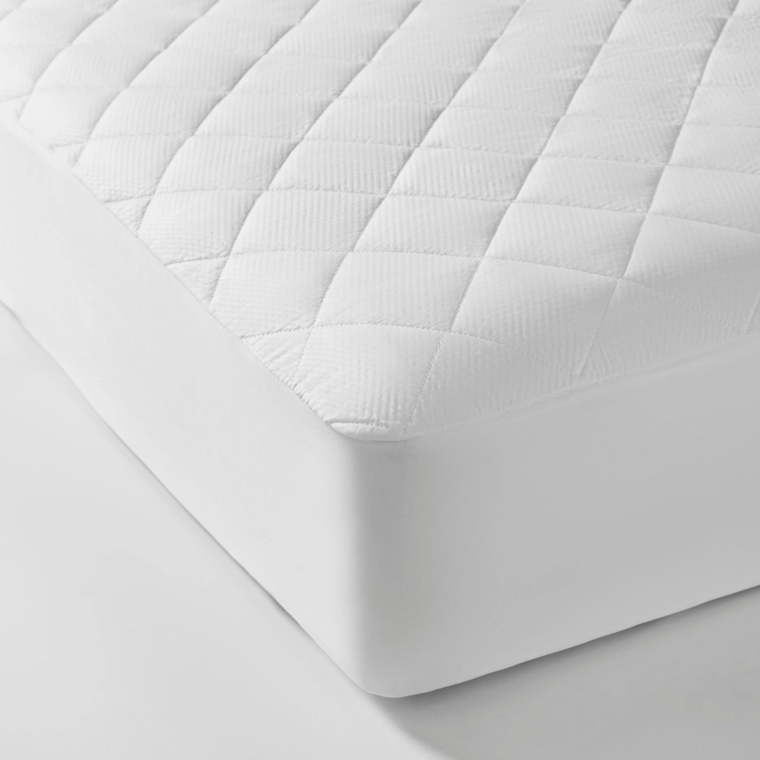 The Fine Bedding Company Breathe Mattress Protector – Double Bed Mattress Protector with Recycled Eco Smartfil® and Modal, Breathable Fabric, Hypoallergenic and Washable – Double