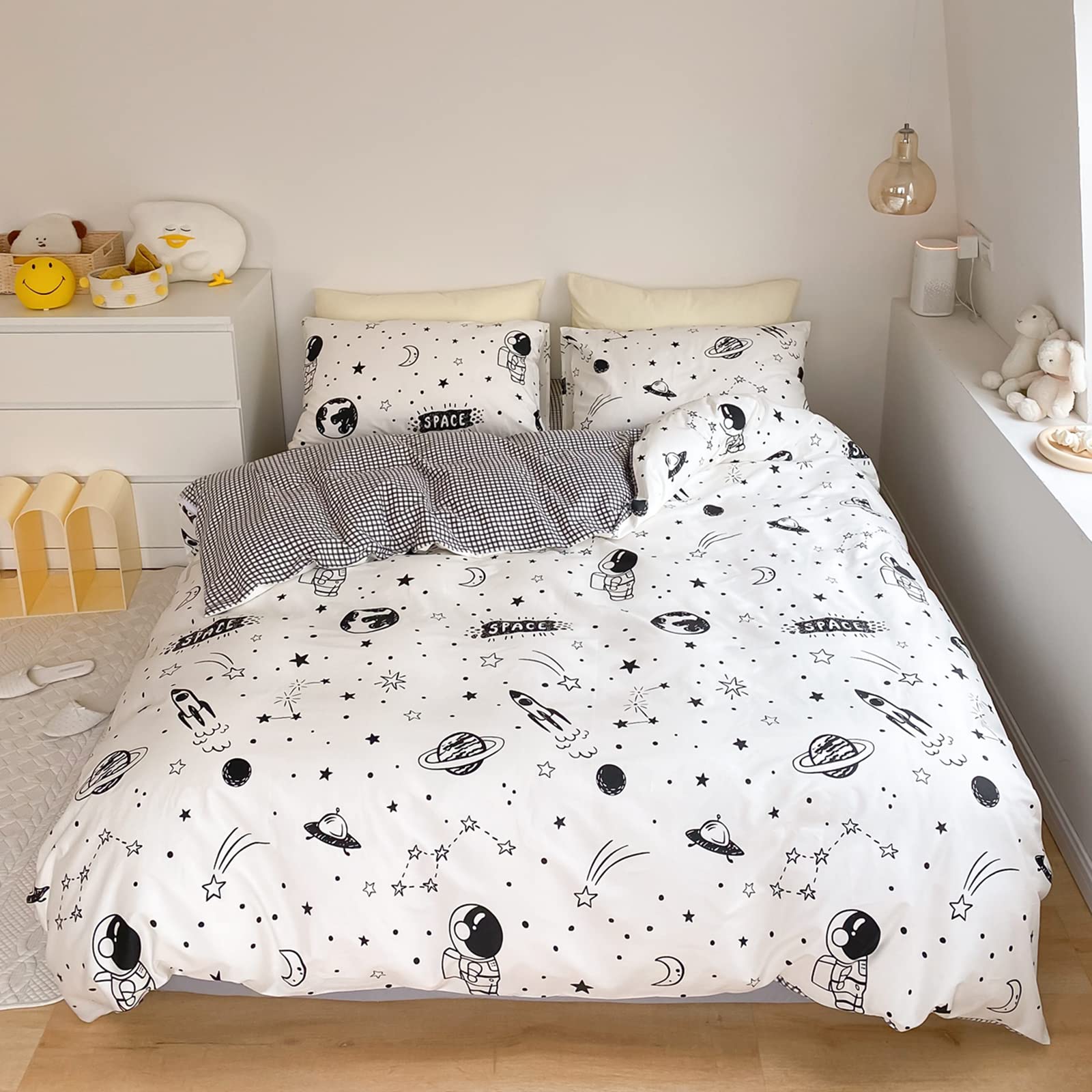 Lunoroey Space Duvet Cover Set Double Size Black And White Universe Planet Rocket and Astronaut Quilt Cover Starry Sky Printed Luxury Soft Bedding Set (1 Duvet Cover and 2 Pillowcases)