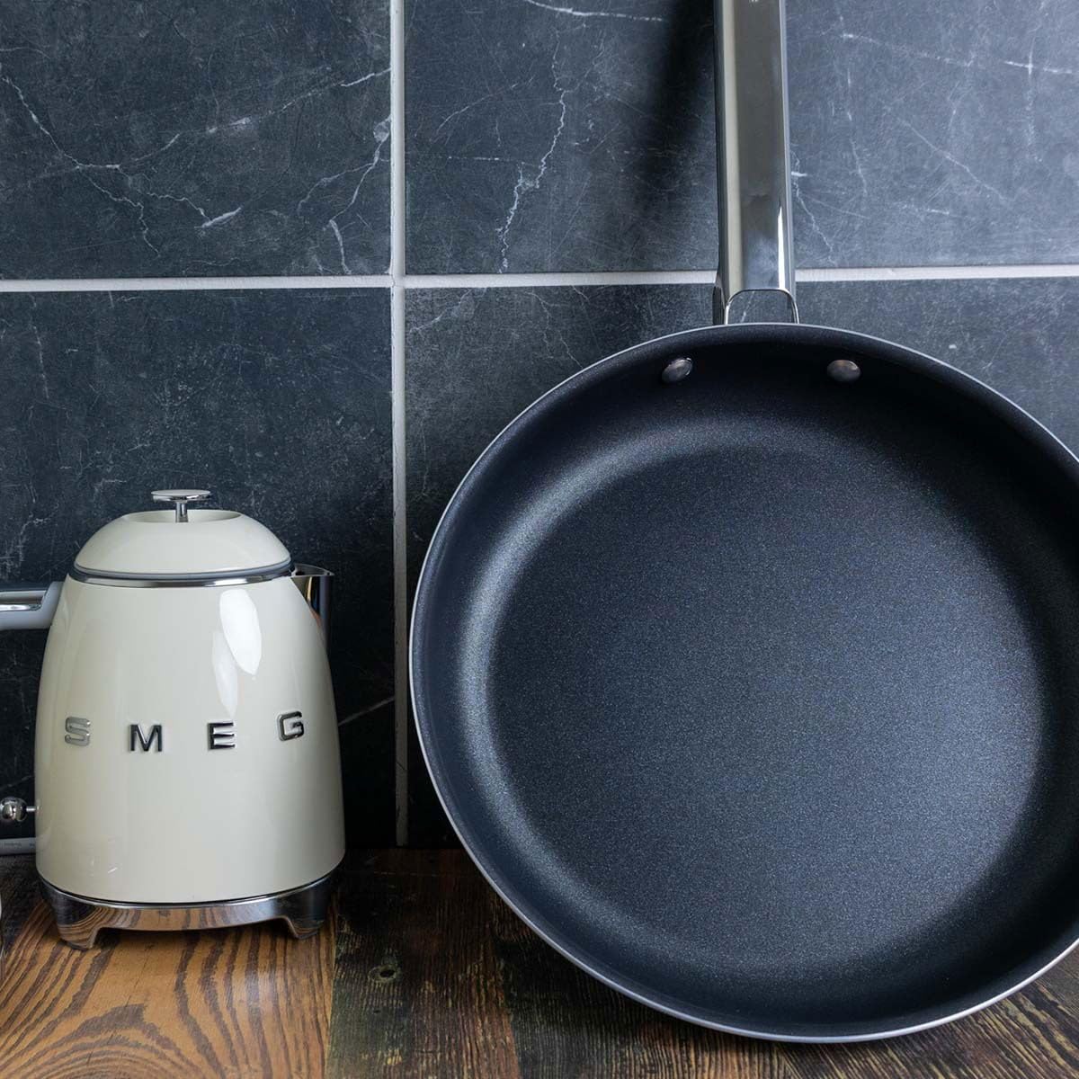 SMEG KLF03CRUS - Hervidor de agua eléctrico estilo retro de los años 50, 7 tazas, con apagado automático, base extraíble e indicador de agua, color crema
