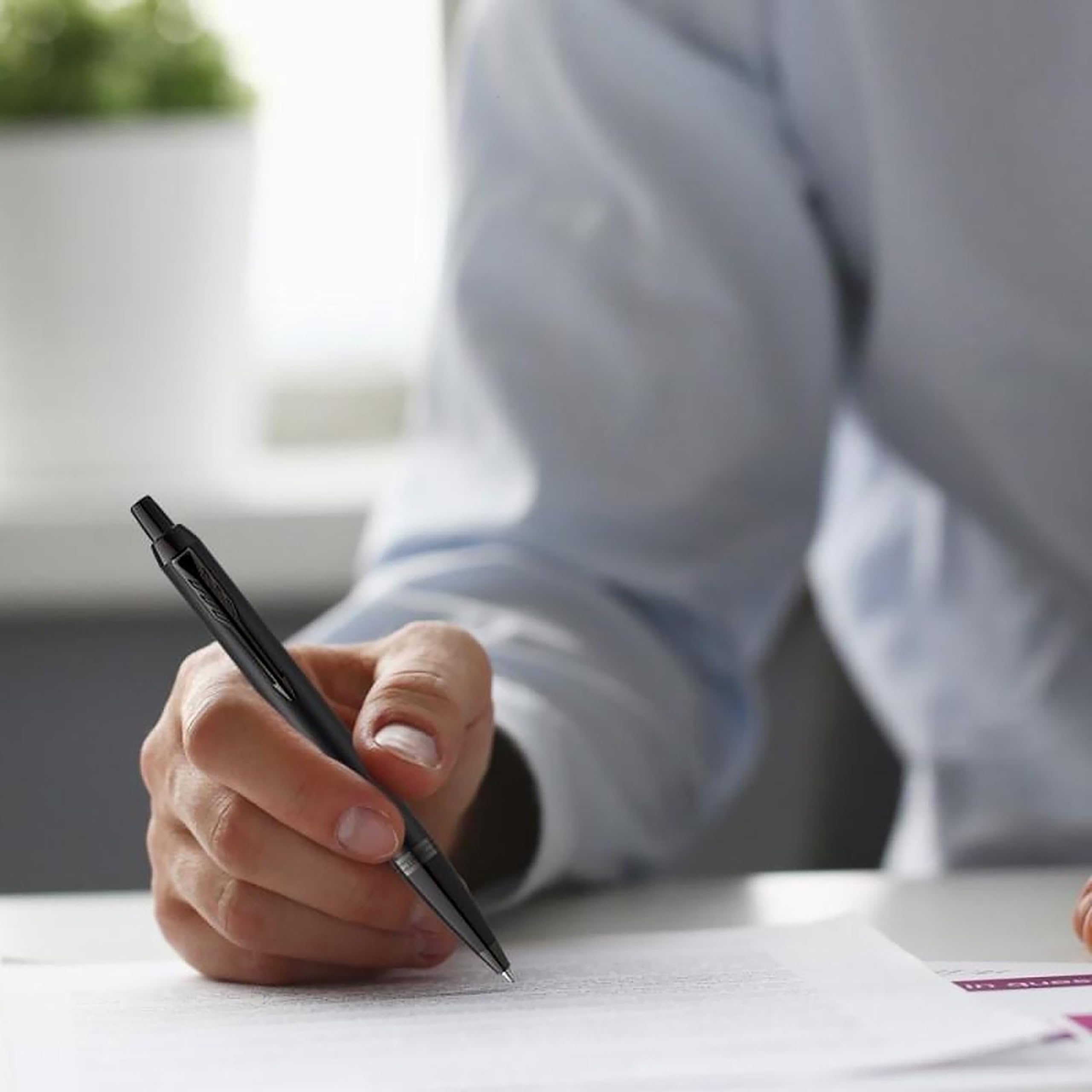 Parker IM Kugelschreiber | Mattschwarz mit schwarzen Zierteilen | Mittlere Schreibspitze mit blauer Nachfüllmine | Geschenkbox 5