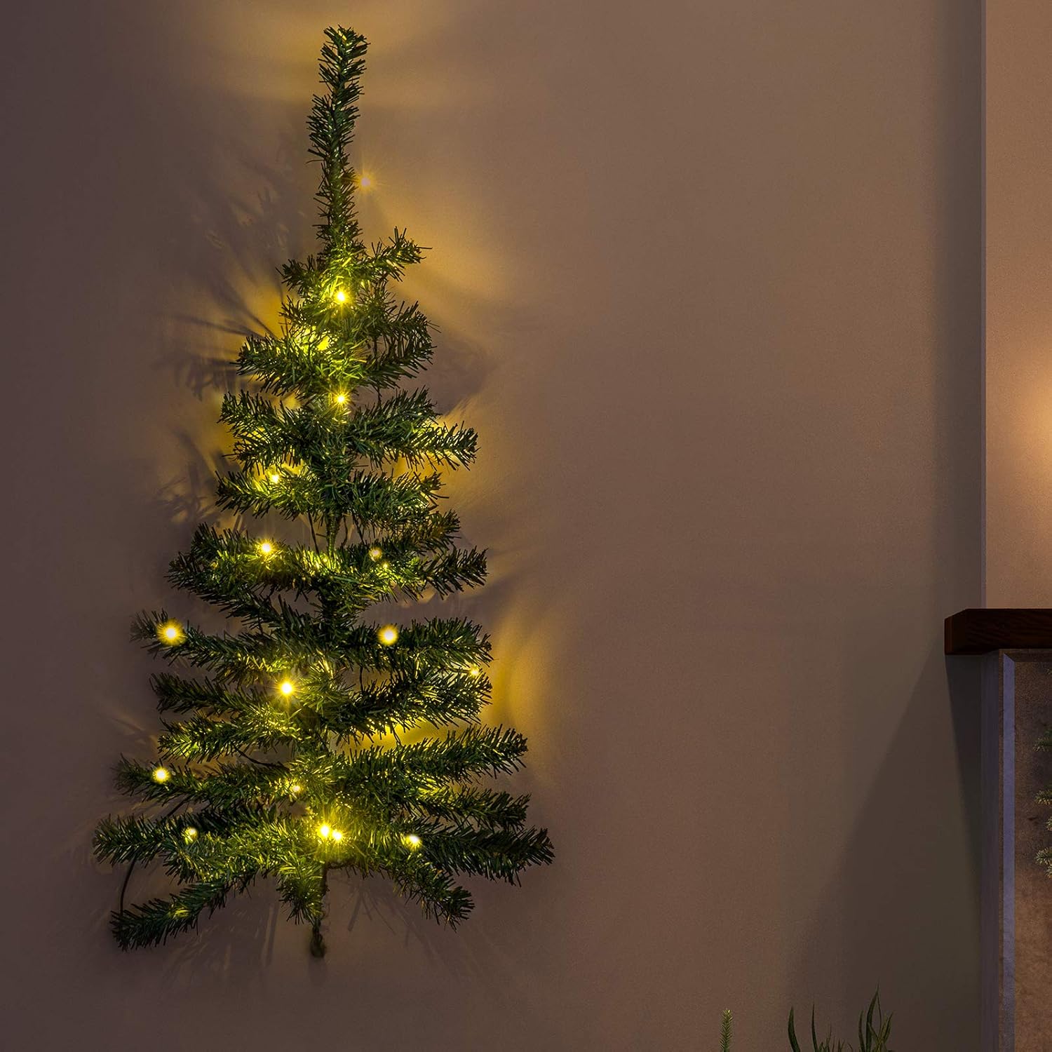 GloBrite LED Wall Christmas Tree Mini Xmas Trees 20 LED Battery