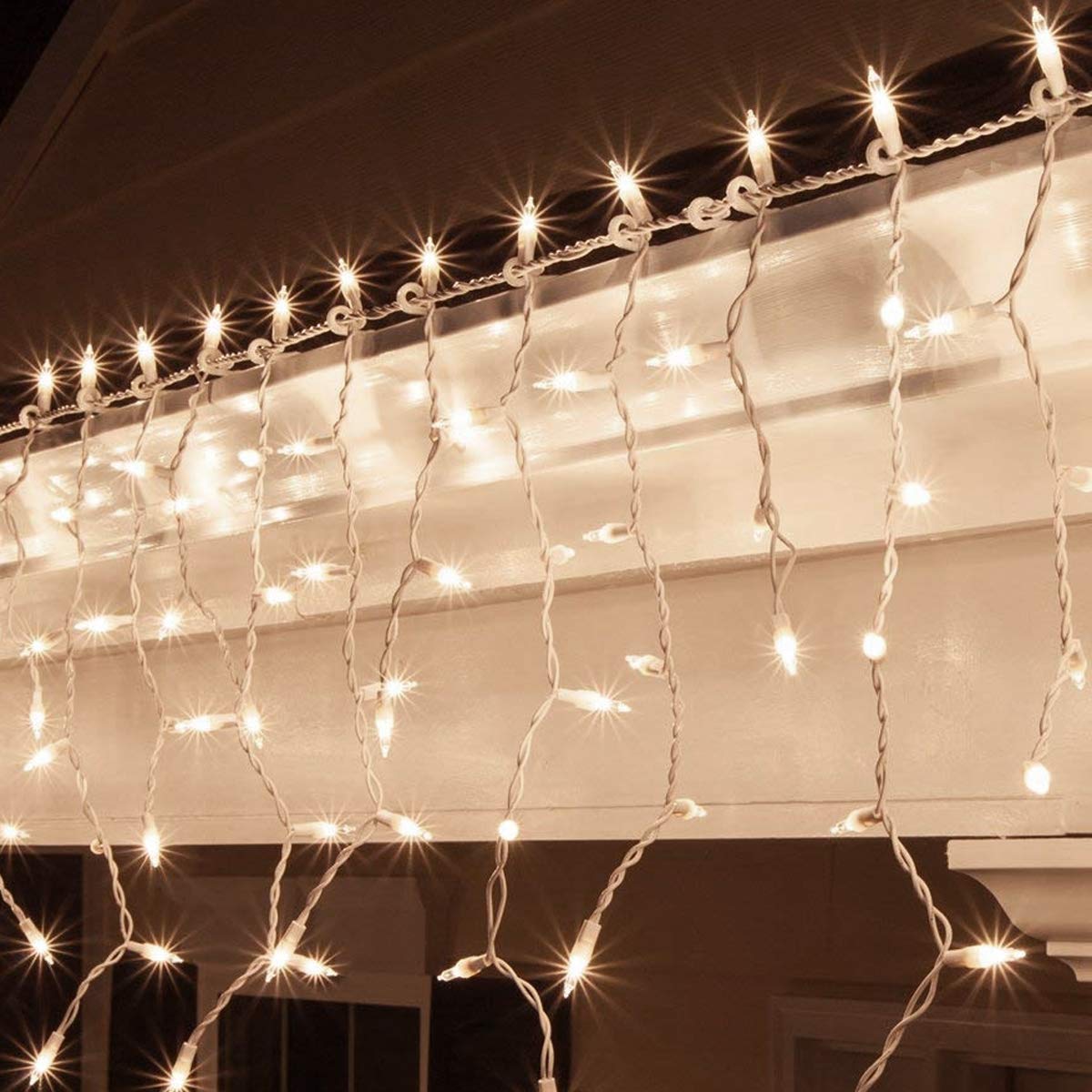 Крепление для уличной гирлянды. Гирлянды на крыши домов. Гирлянда бахрома уличная светодиодная морозостойкая. Как крепить гирлянду бахрому на фасад. Гирлянда уличная бахрома 3м ×2м.