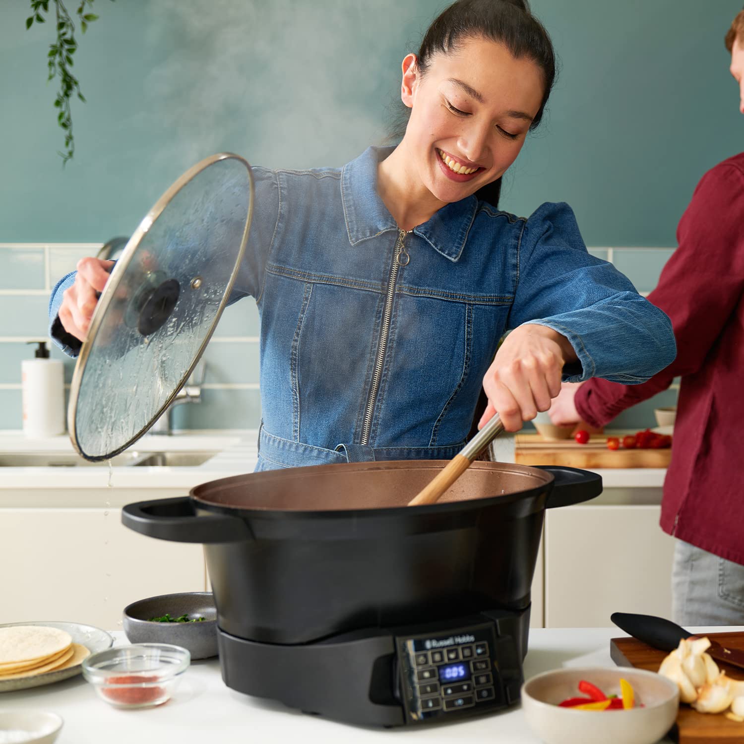 Russell Hobbs Good-to-Go 6.5L Electric Multicooker - 8 Digital functions inc Sear, Slow Cook, Steam, Boil, Keep warm & Roast, Cast aluminium housing, Glass lid, Dishwasher safe parts, 750W, 28270