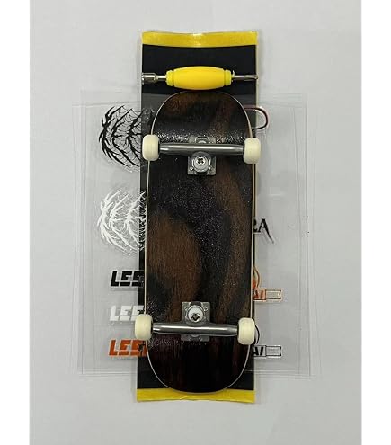 Kit de skateboard en bois, mini touche en érable avec roues à roulements et ruban en mousse, jouet de bureau portable, bleu clair Kit de skateboard en bois, mini touche en érable avec roues à roulements et ruban en mousse, jouet de bureau portable, bleu clair