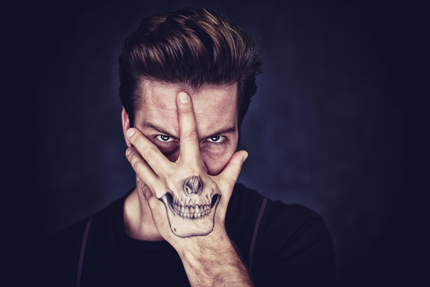 Tatouage main homme tête de mort