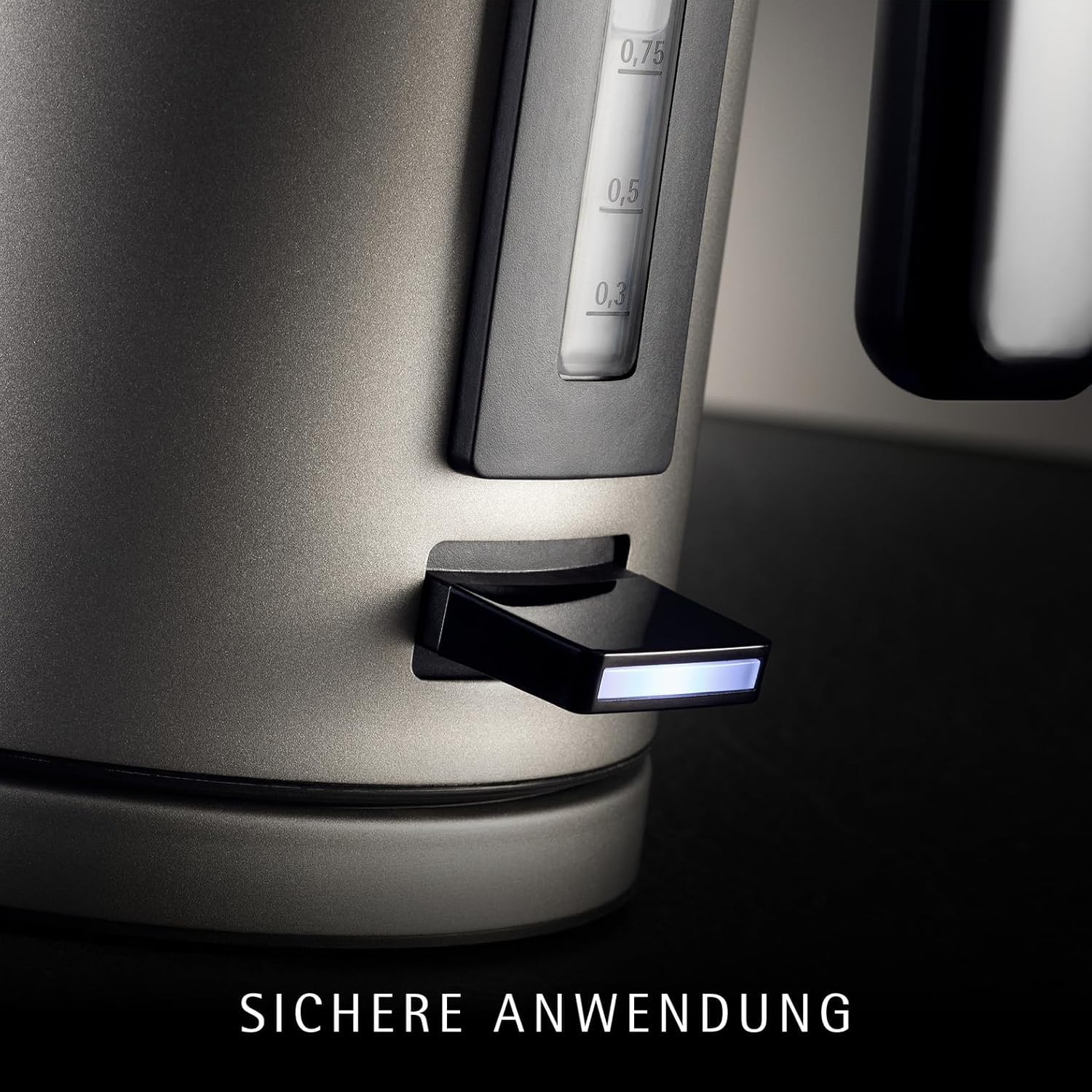 WMF Lono Silk Edelstahl Wasserkocher 1,6 L, kabelloser elektrischer Wasserkocher 2400 W mit Kalkfilter, 360°-Sockel, Anti-Fingerabdruck-Effekt, Einhand-Deckel & externer Wasserstandsanzeige 5