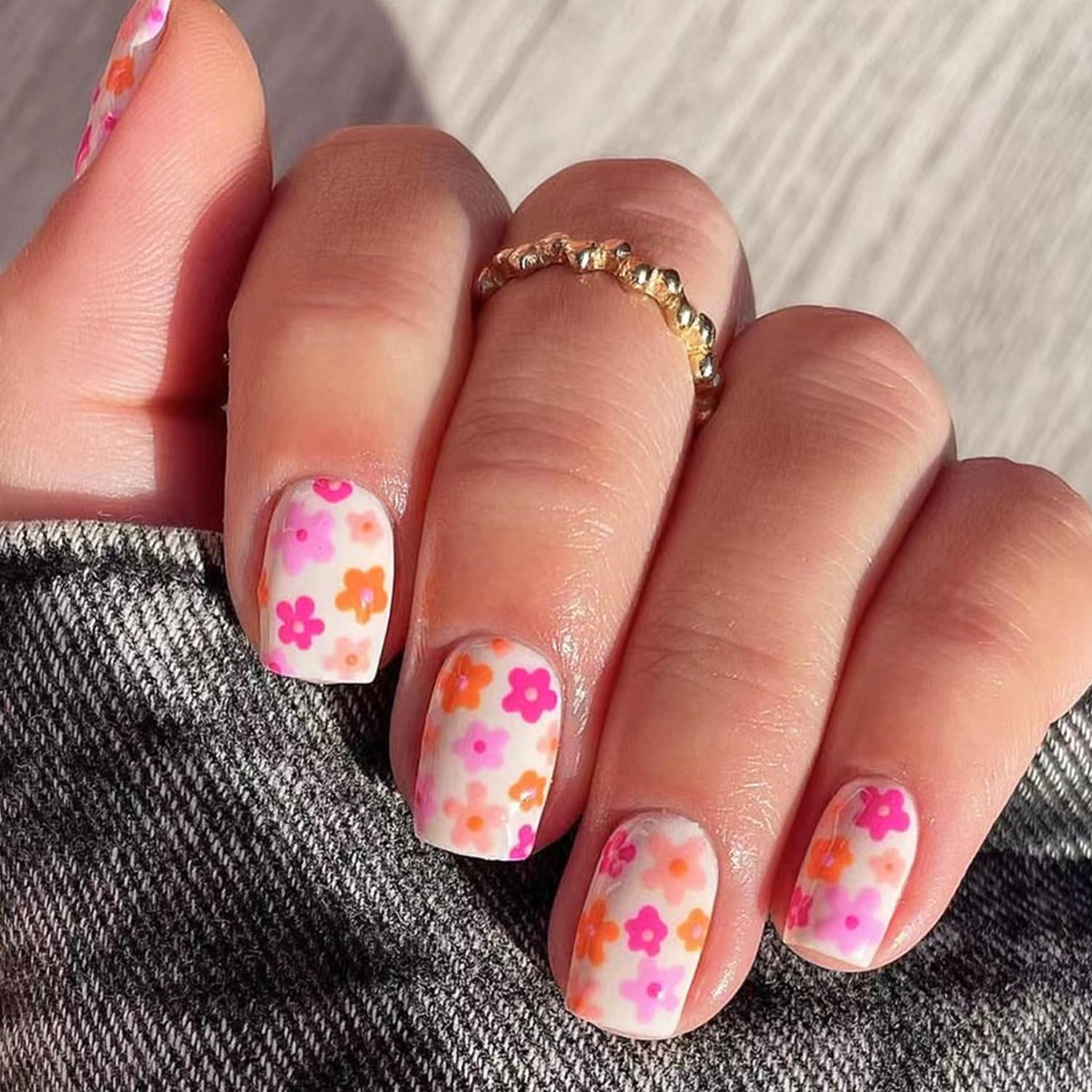 NEWSPIED Coffin Shaped Press on Nails Short Square White Fake Nails with Flowers Designs Full Cover Stick on Nails Spring Summer Small Floral Acrylic False Nails Cute Glue on Nails for Women 24Pcs