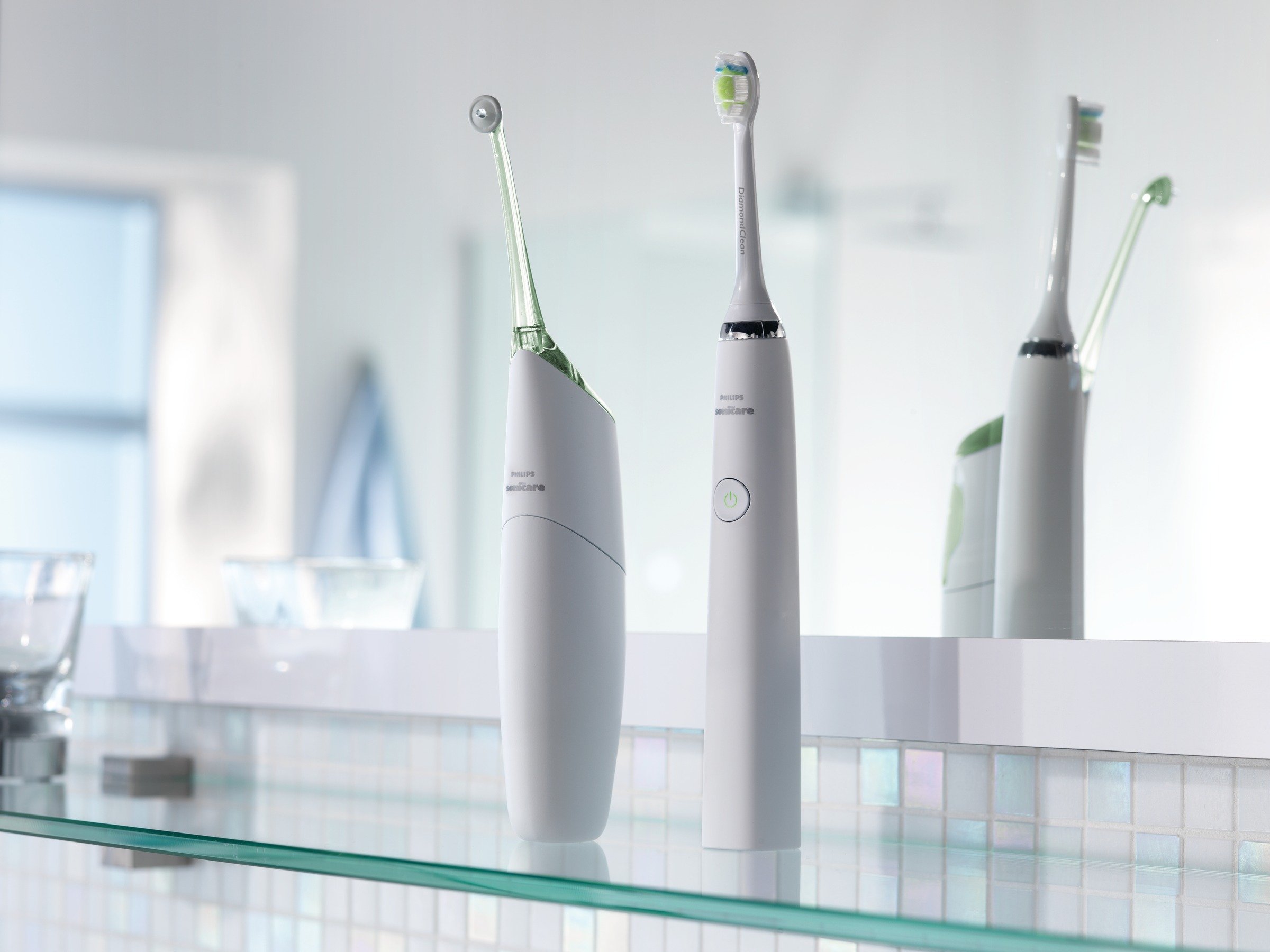 Philips Sonicare DiamondClean rechargeable electric toothbrush, White Edition, HX9332
