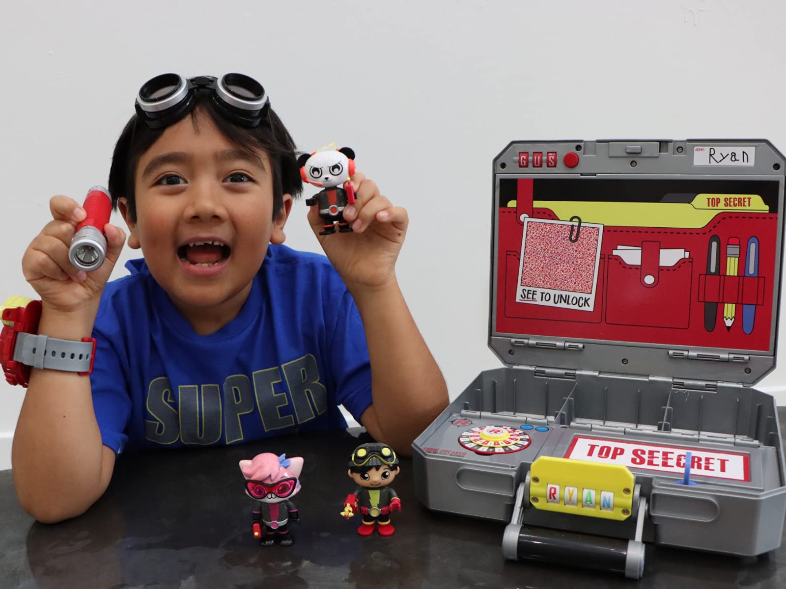 RYAN'S WORLD Secret Agent Mystery Mission Case, 3 Exclusive Spy Figures, 2 Wrist Communicators, Flashlight, Goggles, Code Breaker Spinner, Stickers, Accessories, UNbox