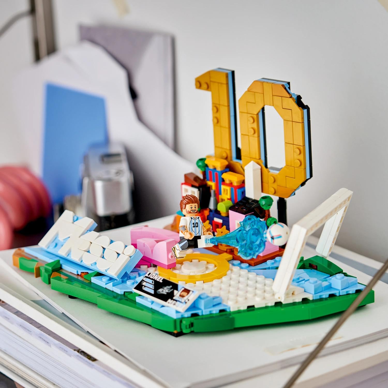 LEGO Editions Lionel Messi – Fußball-Highlights Spielzeug - 3D Modellbau mit Minifigur zum Sammeln - Kinderzimmer Deko - Geschenk für Jungen, Mädchen ab 10 Jahren und Erwachsene Sportfans - 43011 4