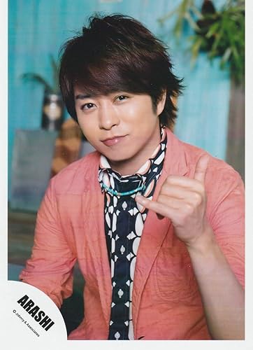 Amazon 櫻井翔 嵐 公式生写真 Blast In Hawaii 衣装ピンク 紺 白 カメラ目線 親指小指立て アイドル 芸能人グッズ 通販