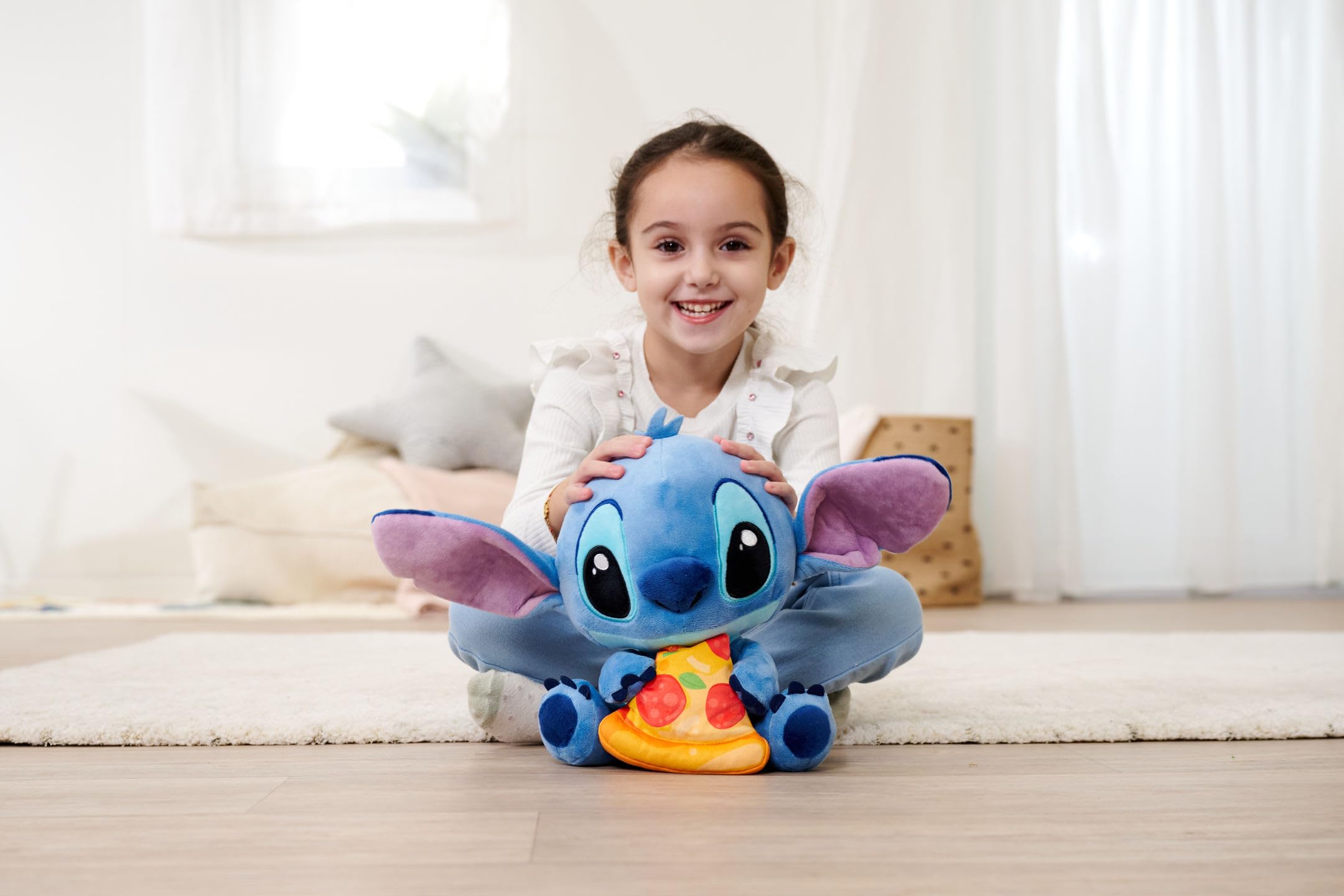 Simba Disney Stitch Kuscheltier mit Pizza – Plüschfigur zum Knuddeln, mit Pizza‑Stück in der Hand, ikonischer Disney‑Klassiker für Fans und Kinder, blau, 25 cm, ab 0 Jahren 4