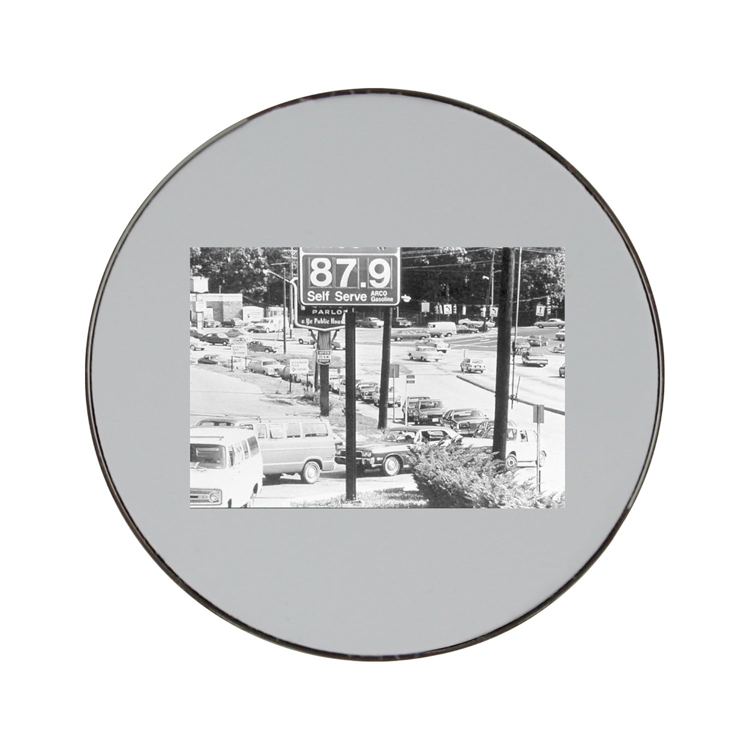 Una fila de coche está esperando estación de Gas en Gas Metal ...