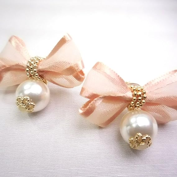 Amazon アクセサリー作家が1つ1つ手作りで作るハンドメイド 飾りパールとリボンのピアス ピンク ピアス 通販