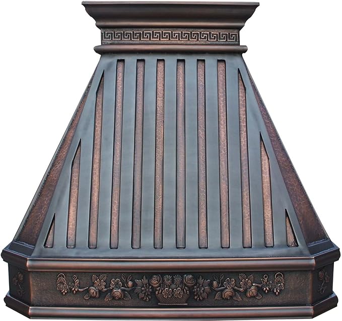 Campana de cocina de cobre con patrones decorativos envueltos alrededor