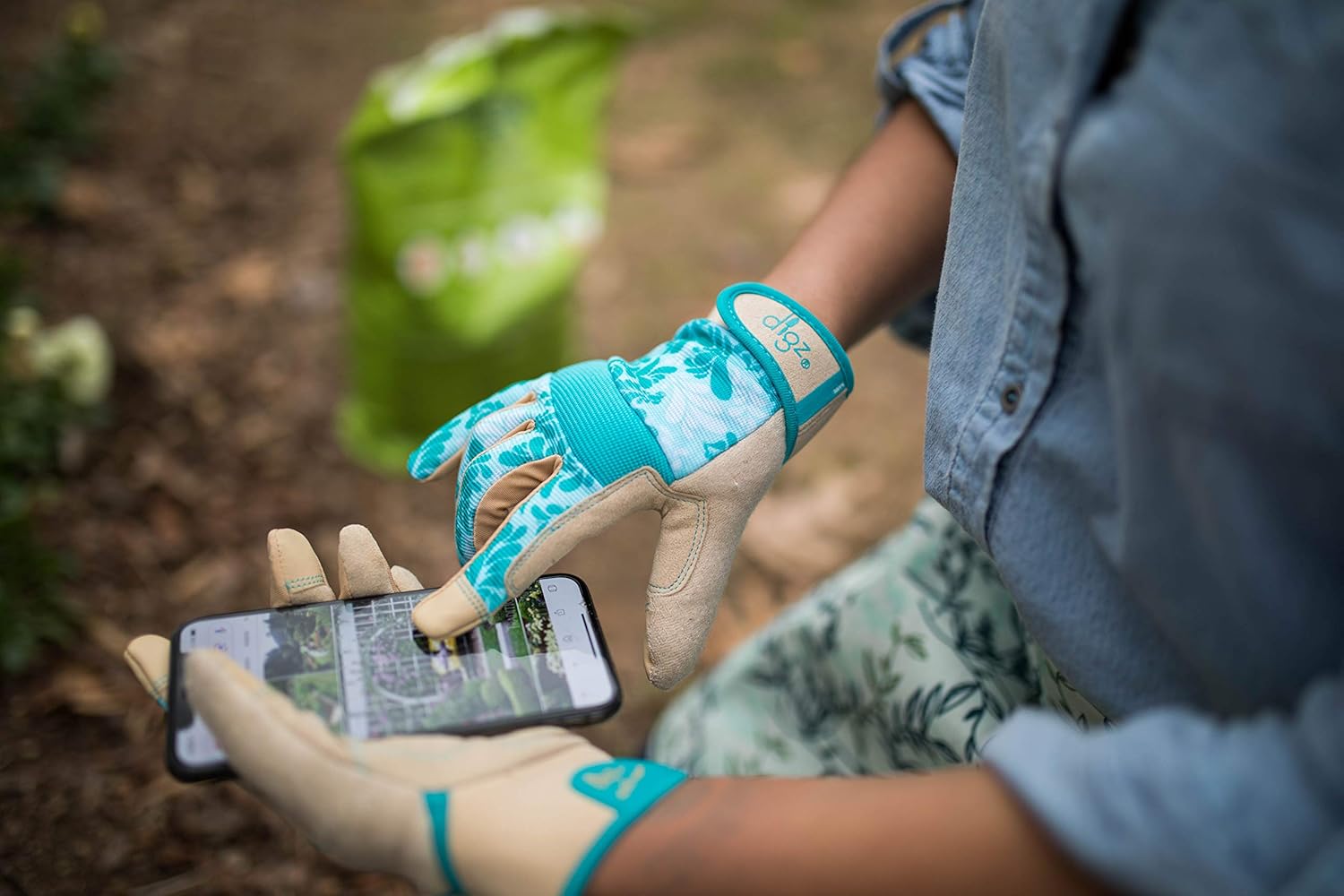 DIGZ Gardener High Performance Women's Gardening Gloves and Work Gloves with Touch Screen Compatible Fingertips, Blue Leaves Pattern, Large: Garden & Outdoor
